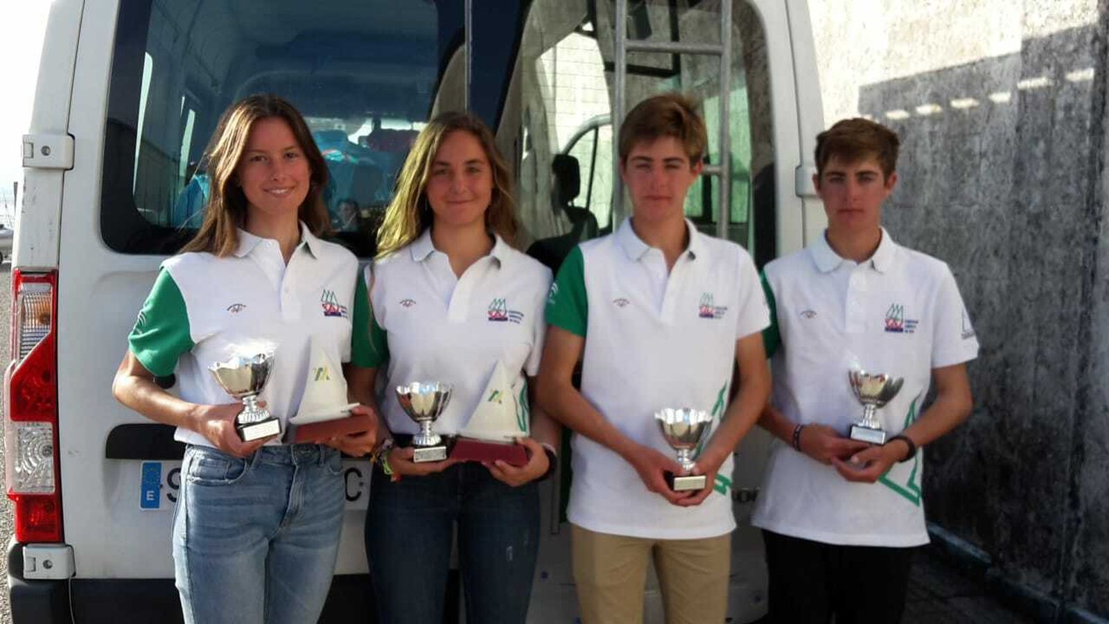 Los cuatro andaluces que subieron al podio posan con los trofeos recibidos.
