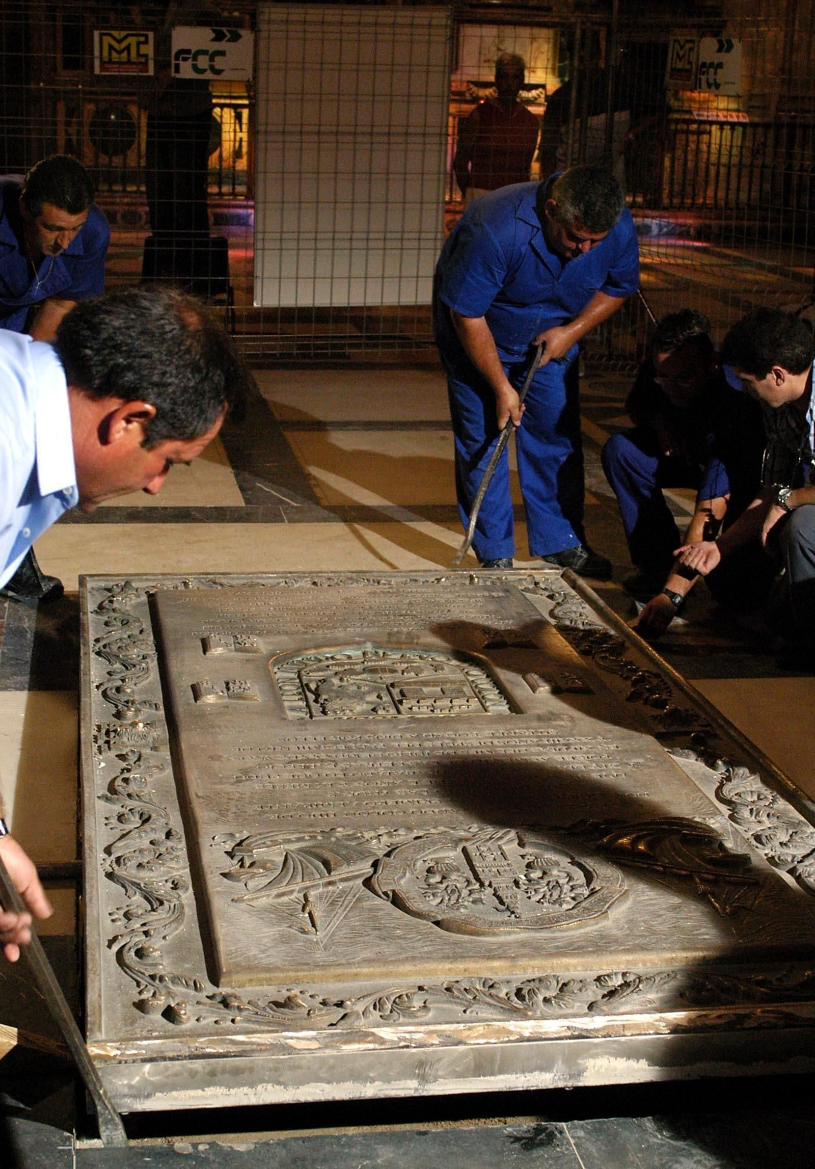 Apertura de la tumba de Hernando Colón.