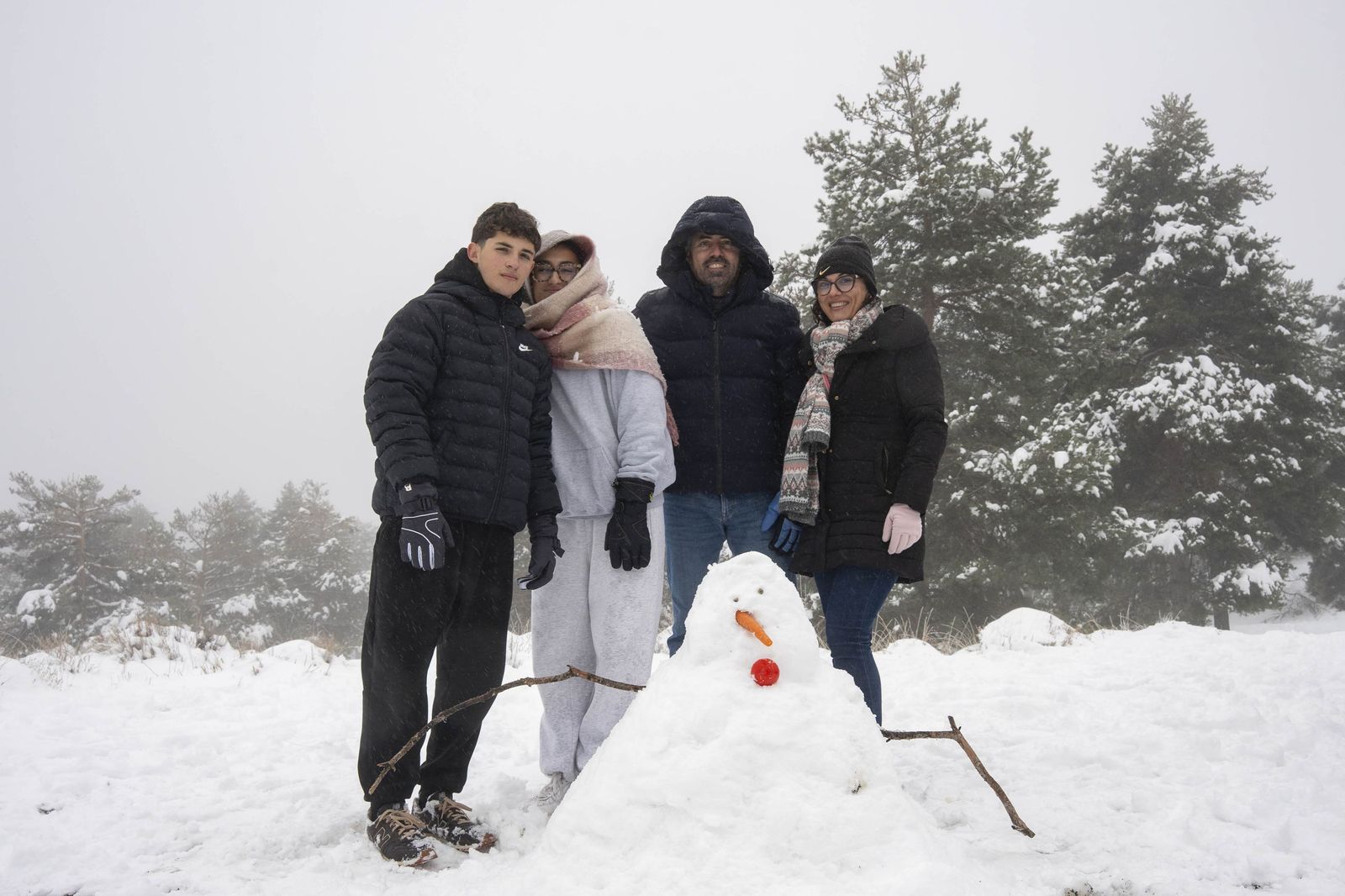 Las imágenes de la nieve y los juegos en familia en Calar Alto