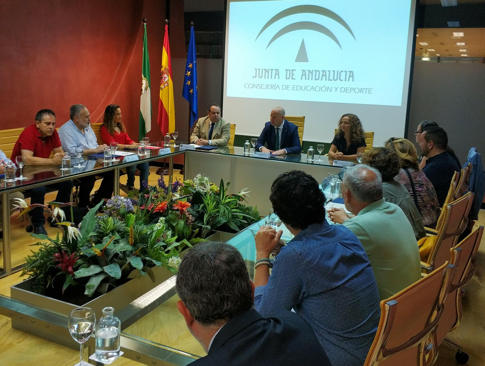 Firma del acuerdo entre la Consejería de Educación y los sindicatos.