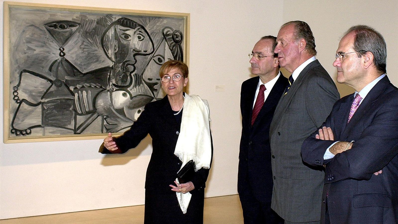 De la Torre, en el centro, contempla una obra de Picasso rodeado de Carmen Giménez, el rey emérito y el entonces presidente de la Junta, Manuel Chaves.