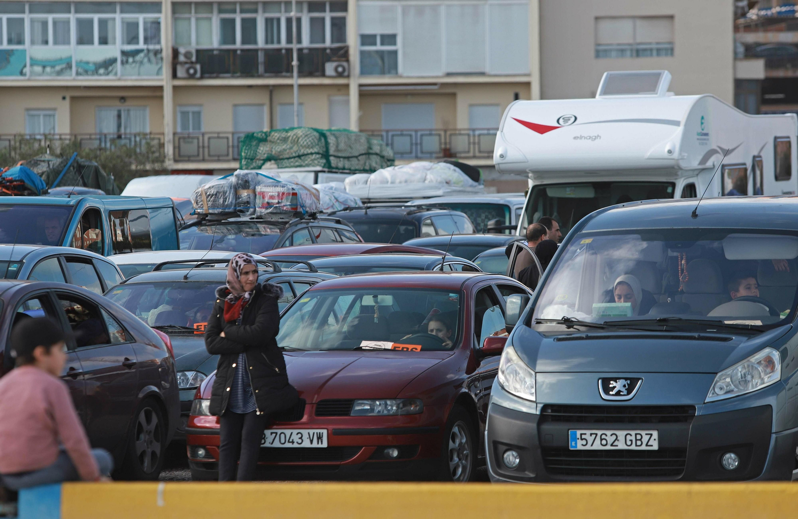 Una hilera de vehículos espera su turno para embarcar en el Llano Amarillo, este domingo.