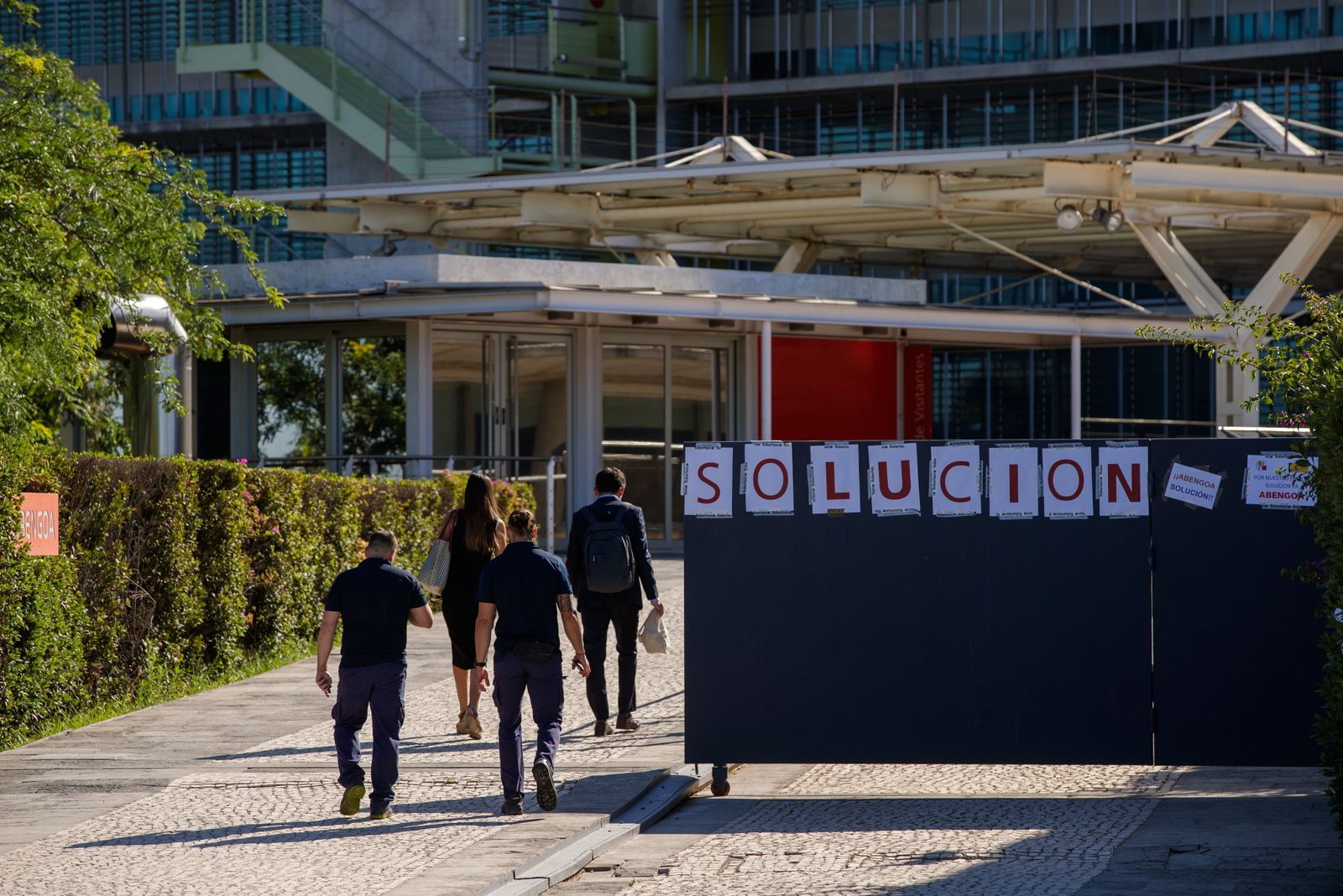 -Trabajadores de Abengoa entran en la sede de la empresa en el Campus de Palmas Altas, en Sevilla.