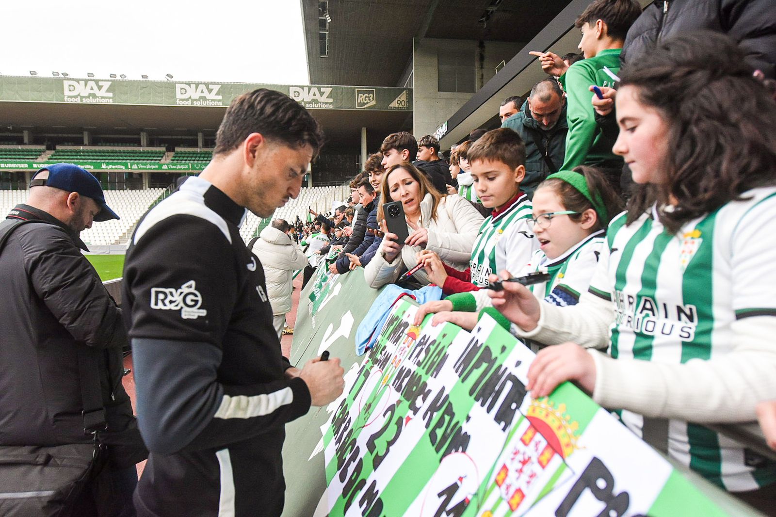 El Córdoba CF se deja querer por su afición en el Día de Año Nuevo: las fotos del entrenamiento de puertas abiertas