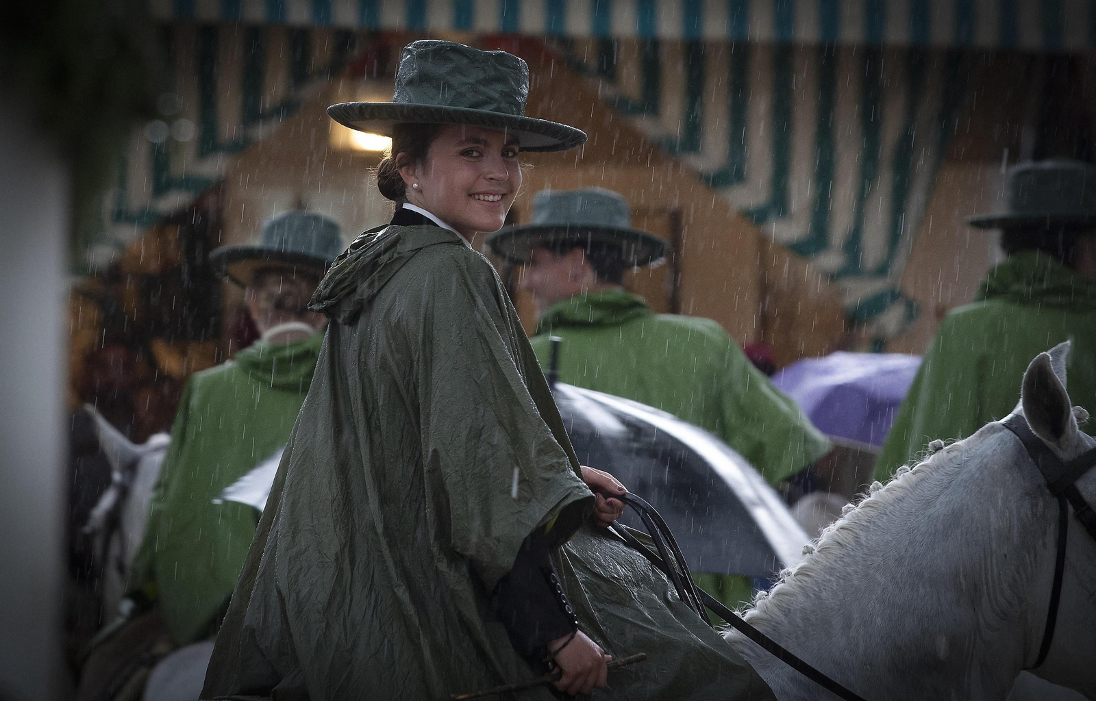 La lluvia dejó estampas de gran belleza, como la de esta amazona con su impermeable.