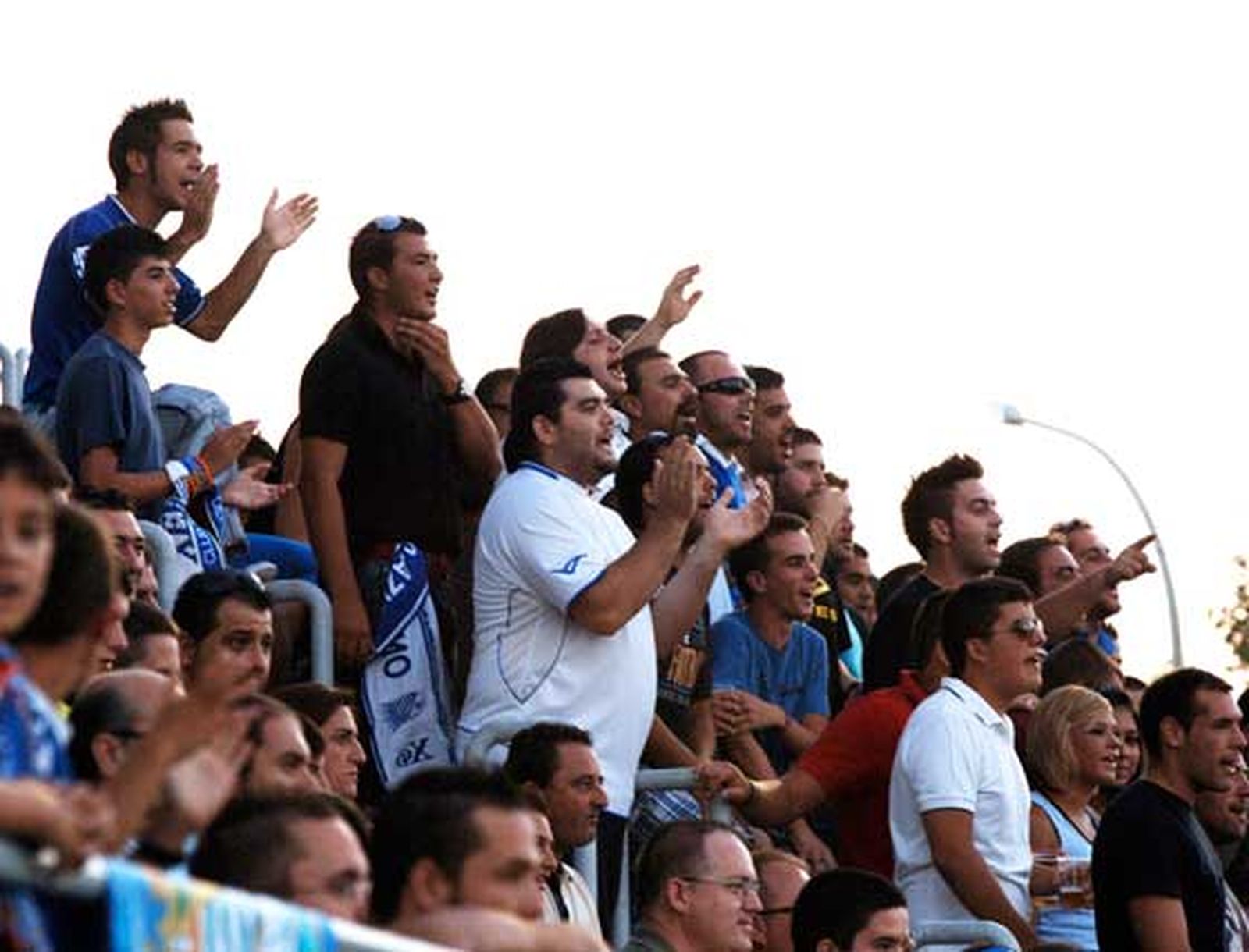 Los jóvenes del Kolectivo Sur no dejaron de apoyar al equipo en ningún momento y animaron bastante el encuentro.

Foto: Ramon Aguilar