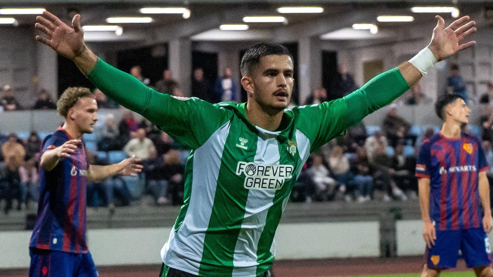 Rodrigo Marina celebra el primer gol del partido