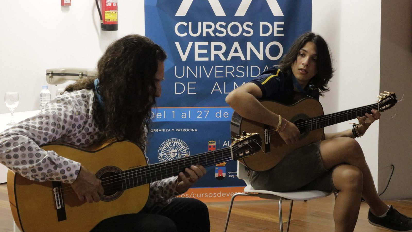 El 'maestro' de la mano de su hijo, José el 'Tomate' instruyendo la master class flamenca