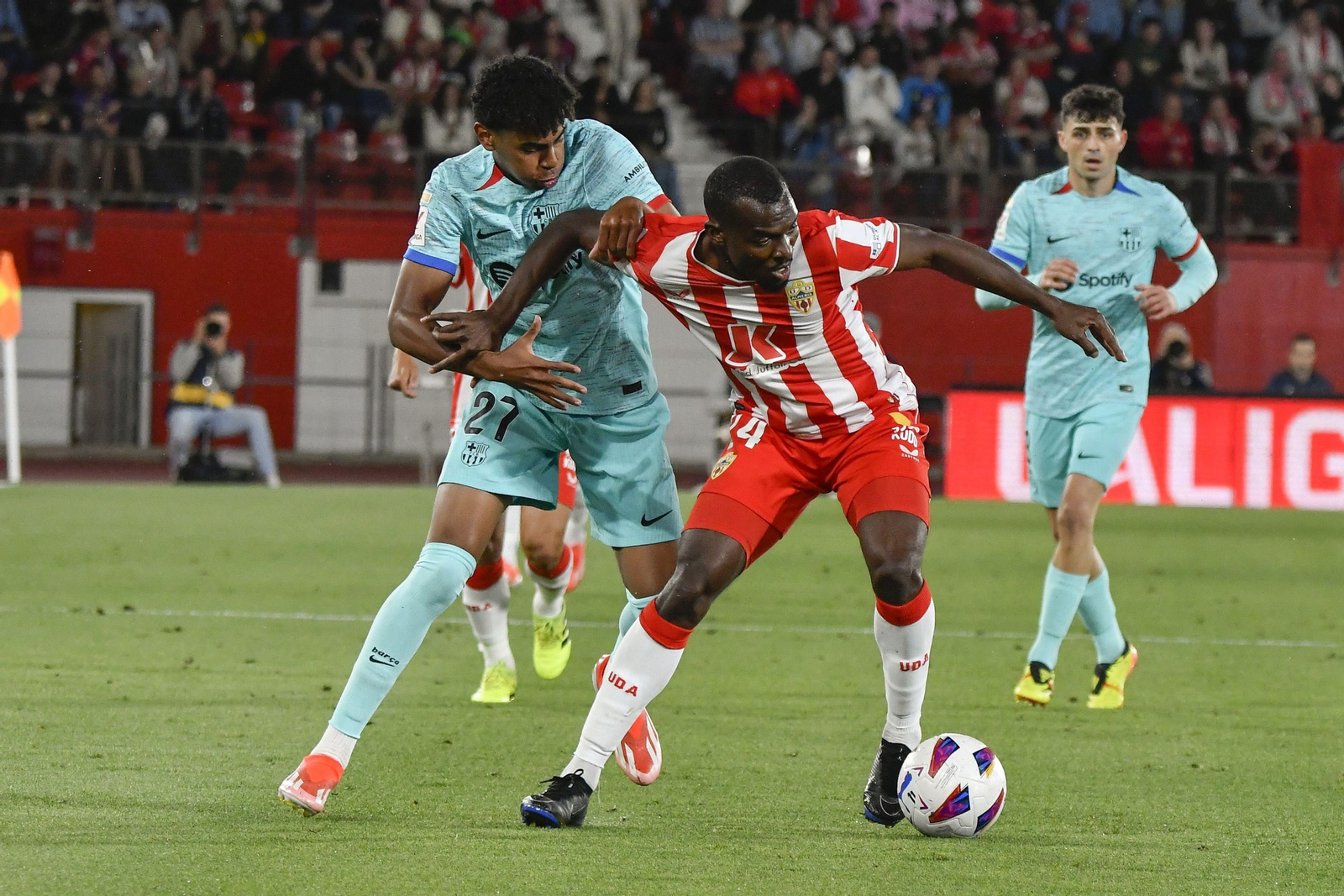 Langa defendiendo a Lamine Yamal el día de la visita del Barça