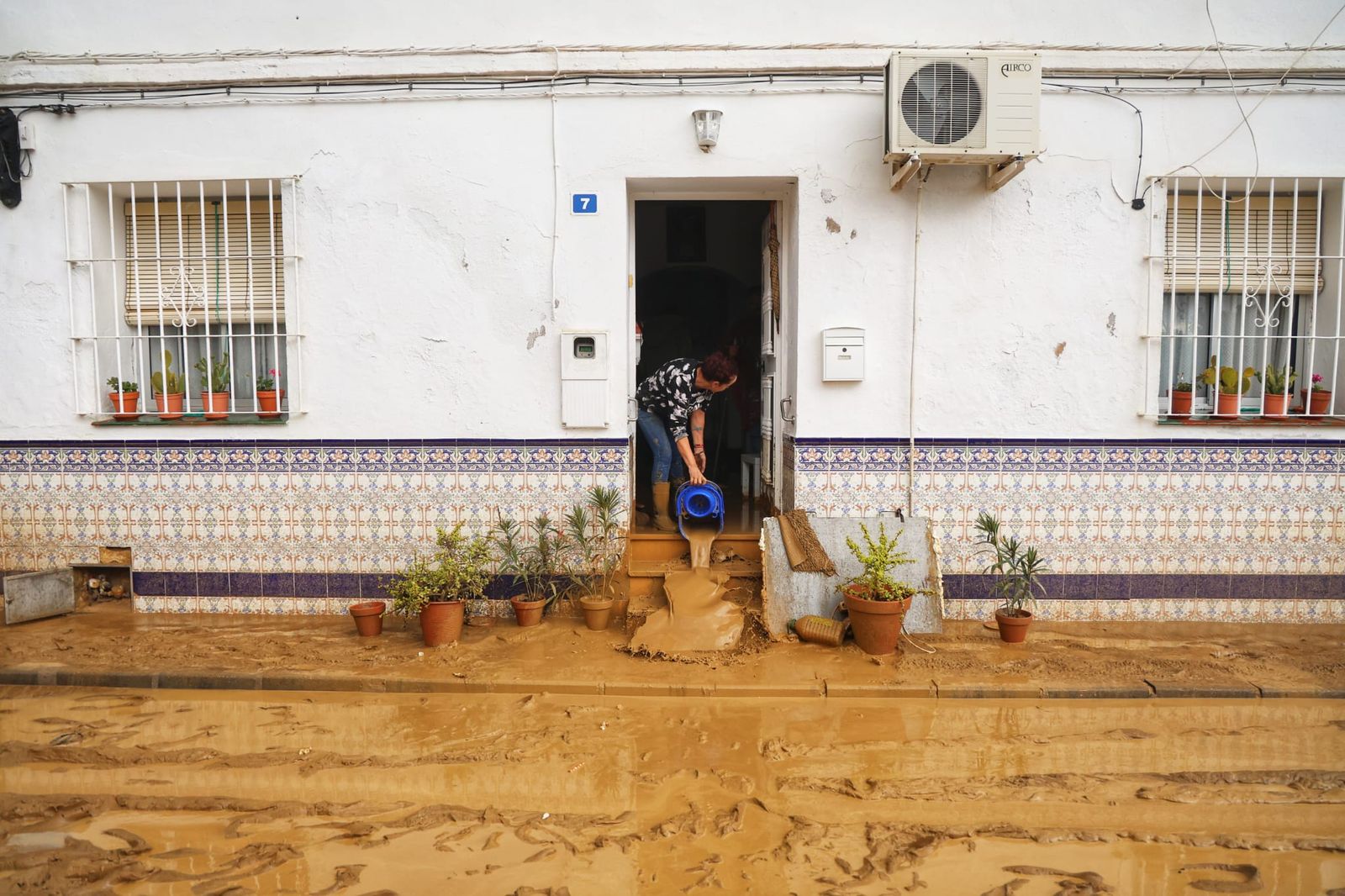 Vecinos de Cártama haciendo labores de limpieza en sus casas