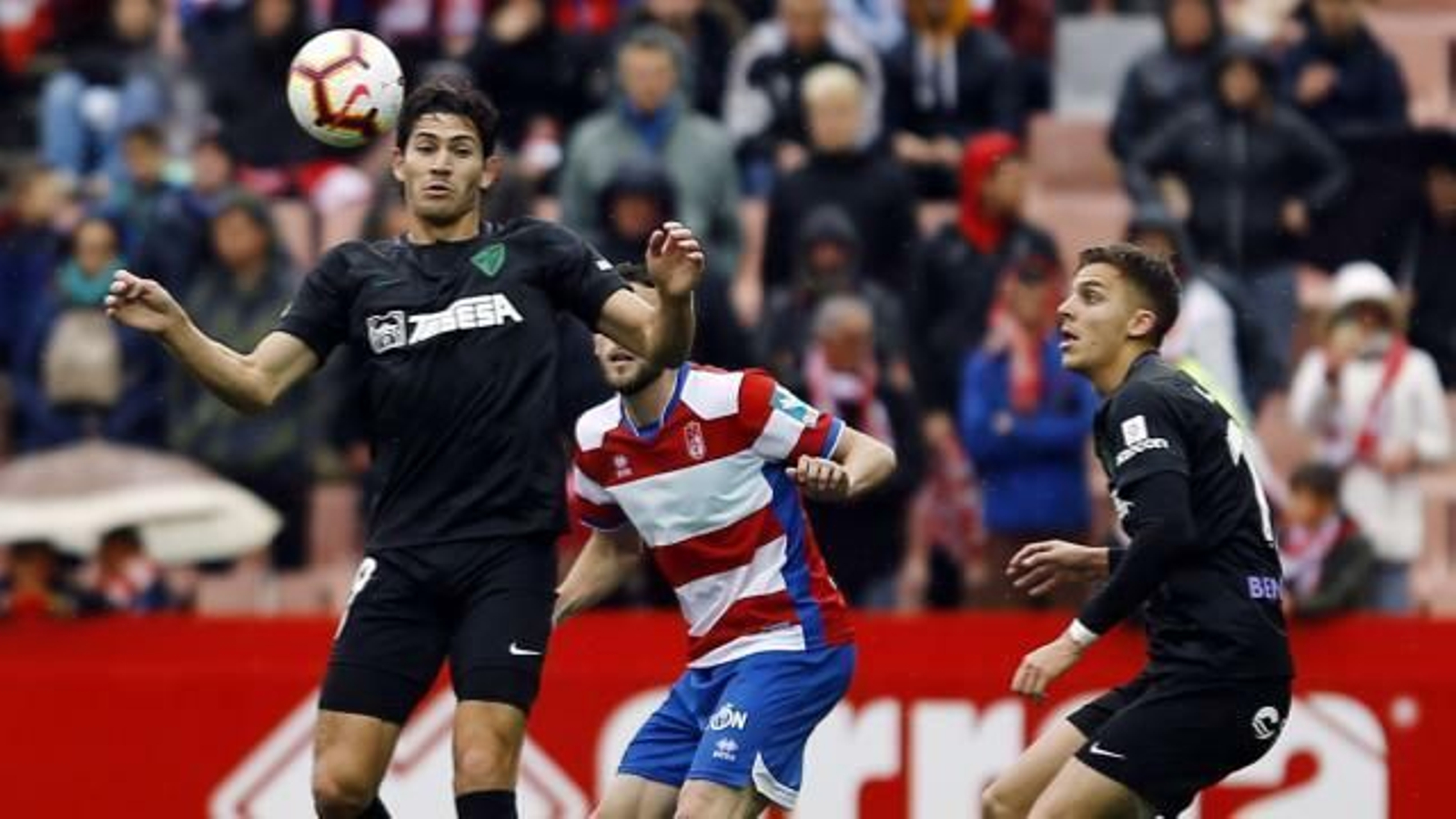Blanco Leschuk trata de controlar un balón en el Granada-Málaga CF.