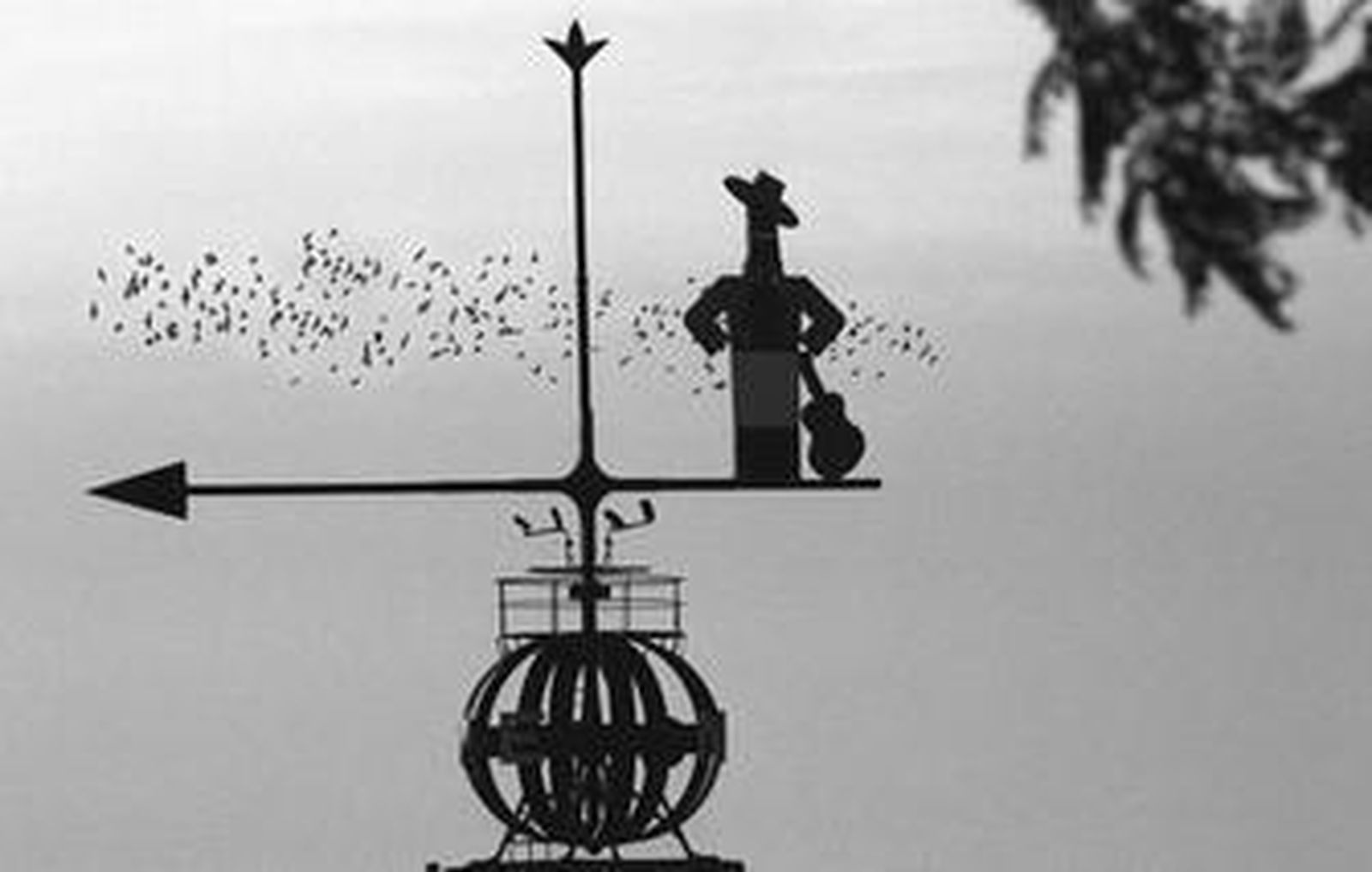 Veleta con la figura de Tío Pepe que preside las instalaciones bodegueras de González Byass en Jerez.