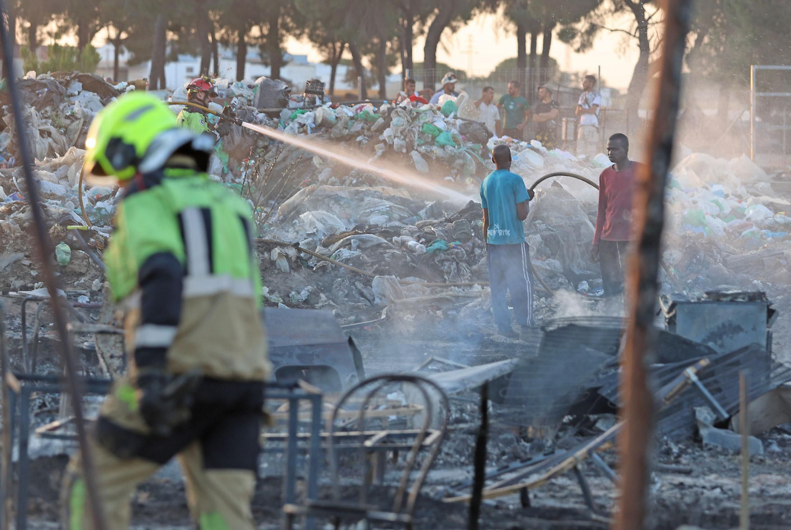 Las imágenes del incendio en un asentamiento en Lucena del Puerto