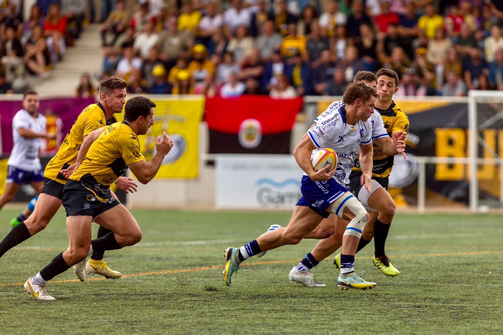 Declan Barnett se dirige a la línea de marca tras superar a la defensa burgalesa.