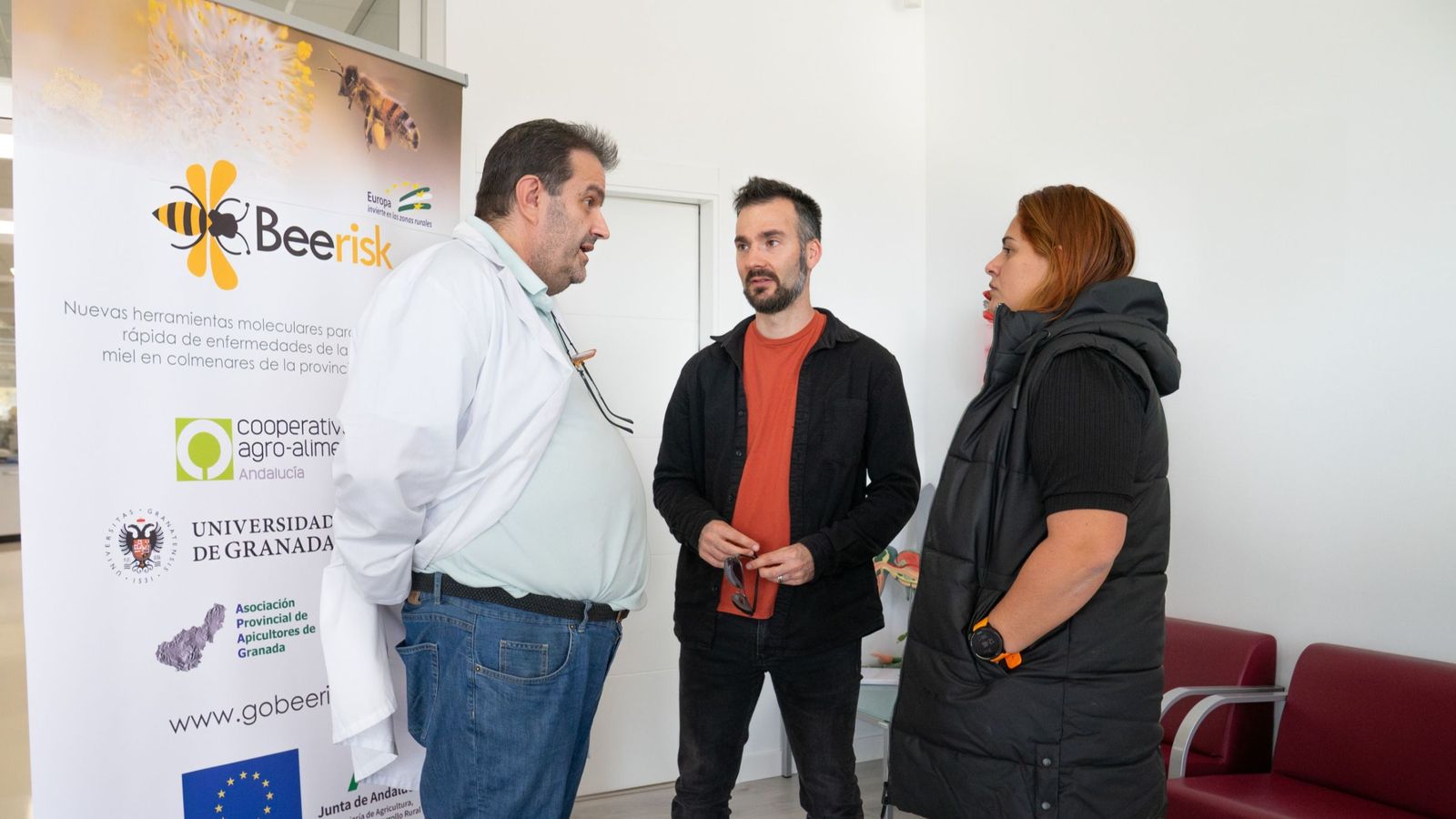 Representantes del grupo formado por investigadores de la Universidad de Granada, Apinevada, DOP “Miel de Granada”, Apicultores de Granada y Cooperativas Agroalimentarias
