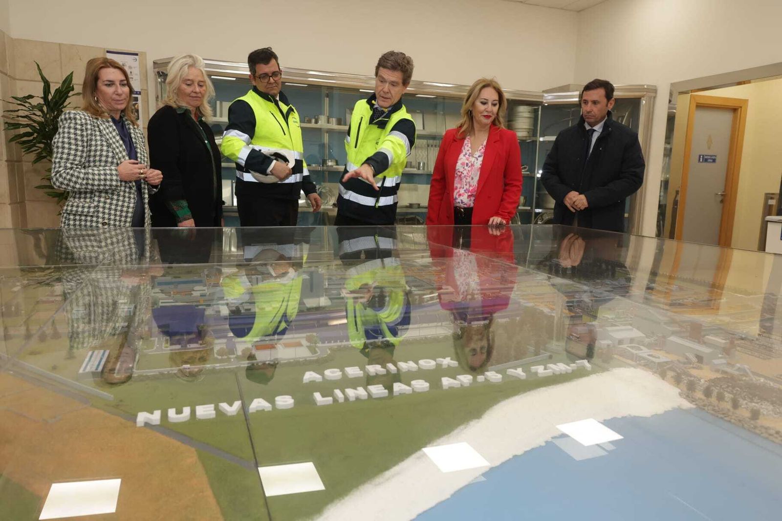 El director de producción de Acerinox, Francisco Fernández de la Mata, enseña una maqueta de la factoría.