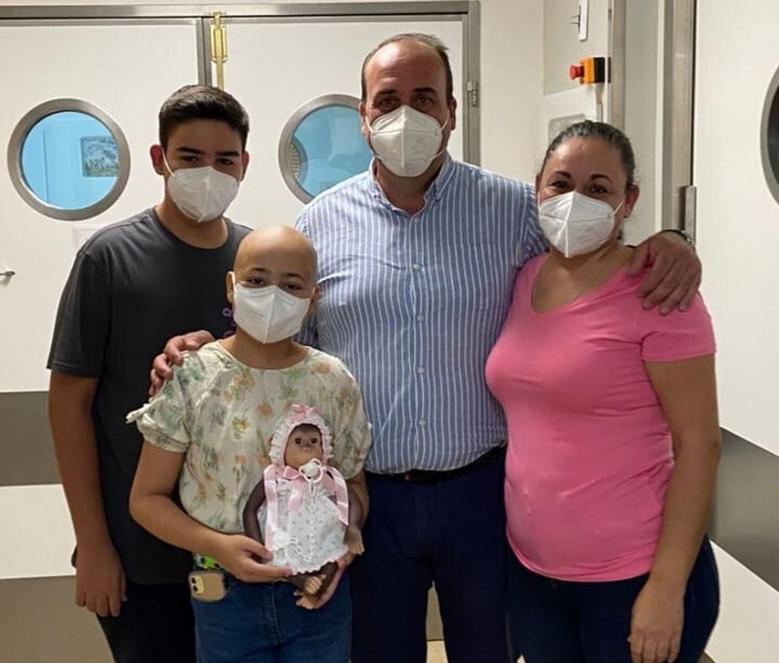 La pequeña Paula Báñez junto a su familia antes de volver a casa