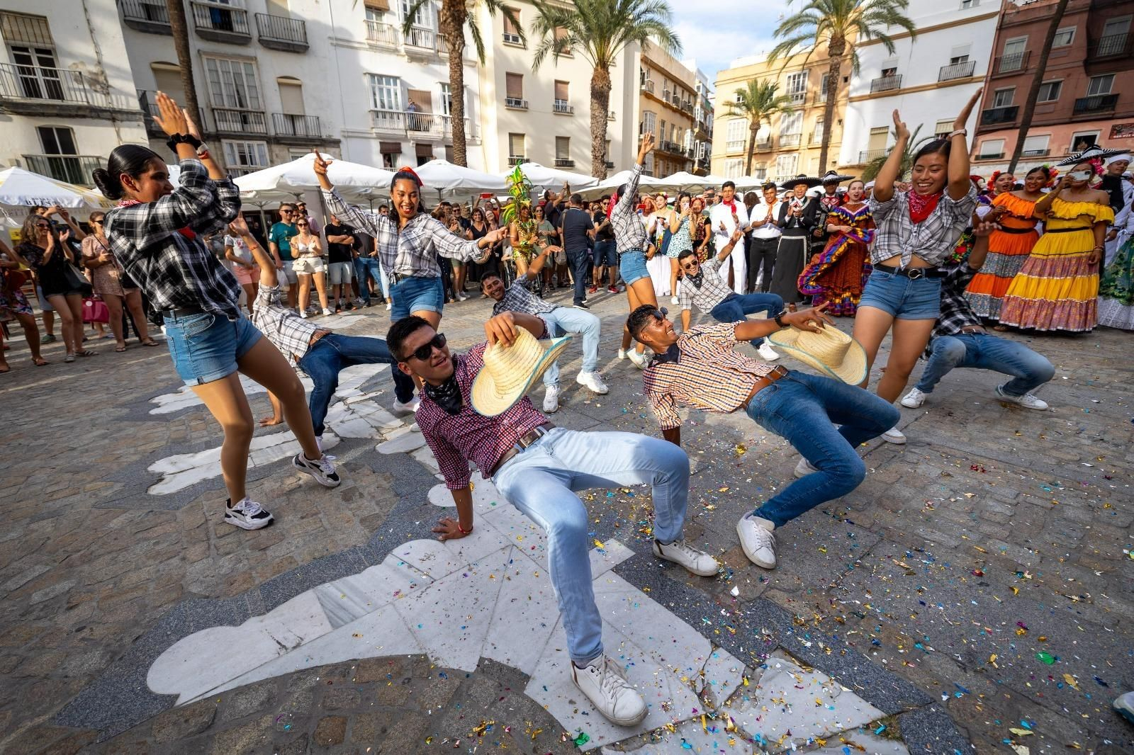 Las imágenes del desfile de tripulantes de la Gran Regata 2023 de Cádiz