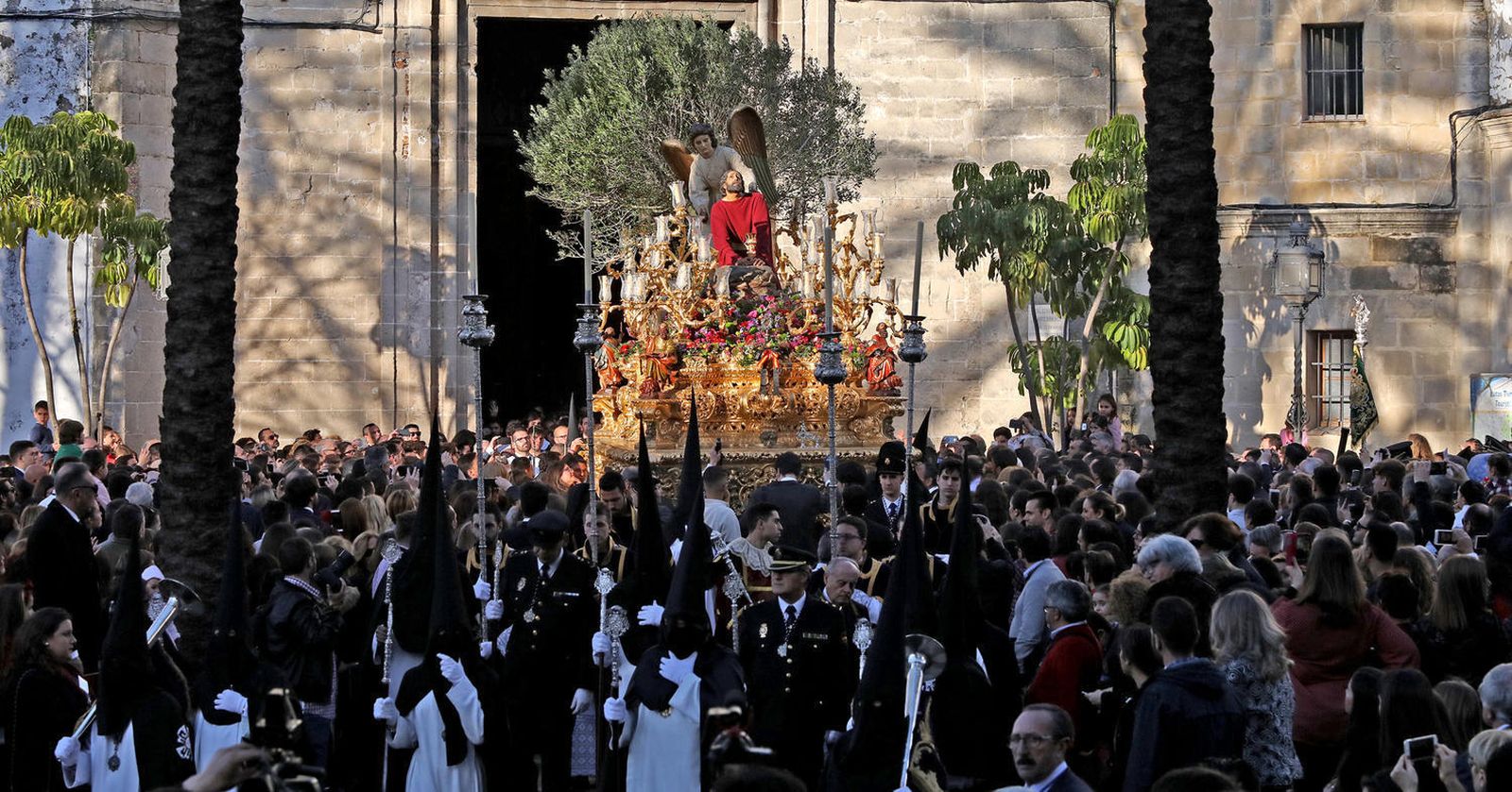 El misterio de Jesús Orando en el Huerto sale a las inmediaciones de Larga y Cristina para afrontar su recorrido procesional ayer por la tarde.