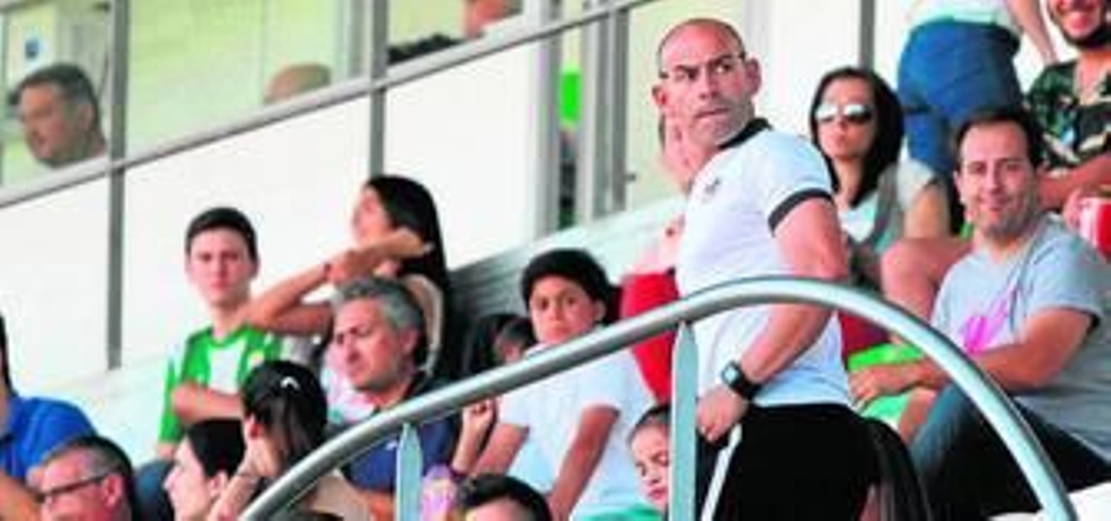 Paco Jémez se dirige hacia la caseta de prensa desde la que siguió el partido de ayer al estar cumpliendo una sanción.