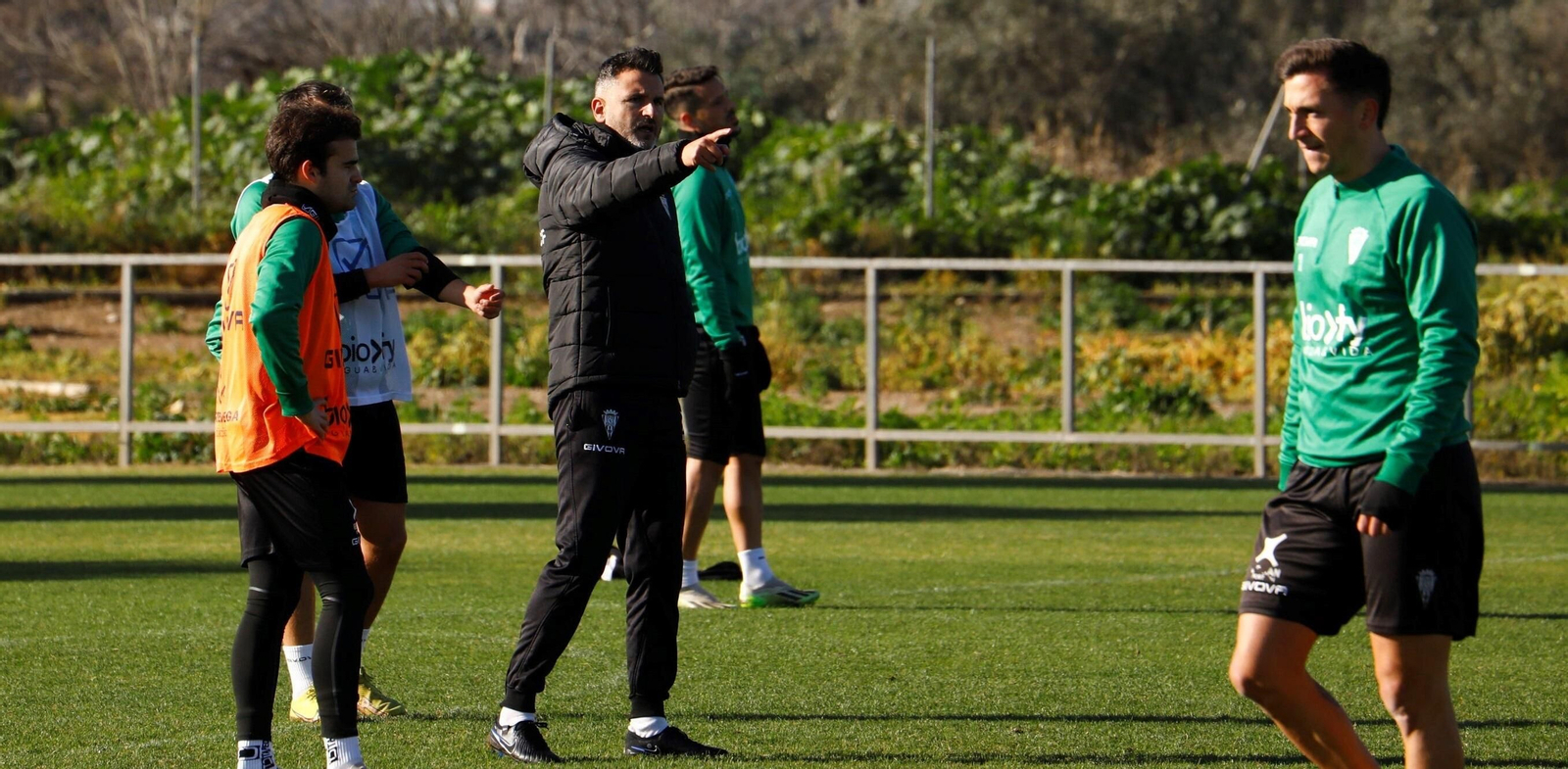 Iván Ania da órdenes durante un entrenamiento en la Ciudad Deportiva. Iván Ania da órdenes durante un entrenamiento en la Ciudad Deportiva.