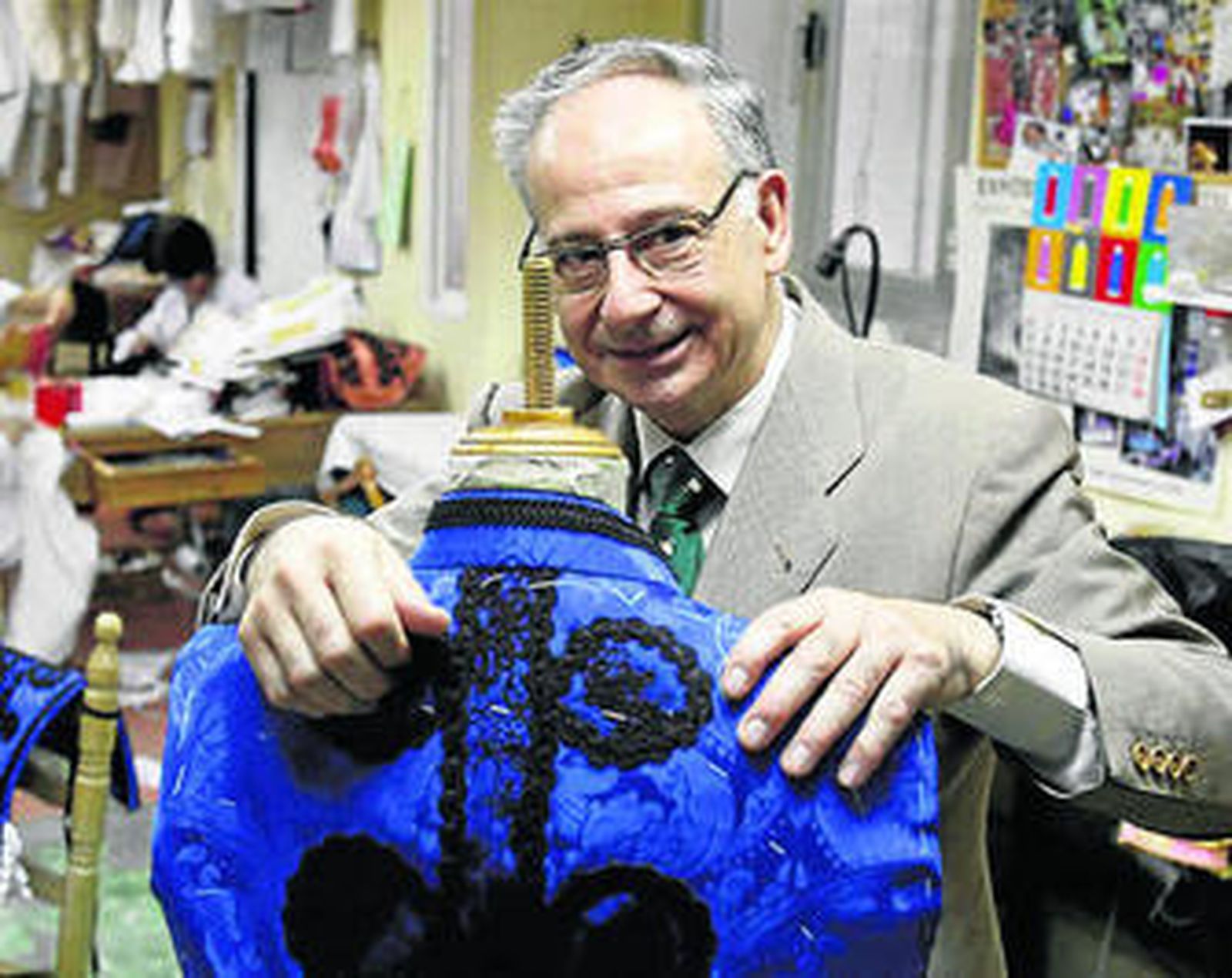 El sastre Antonio López, quien ha confeccionado la prenda.