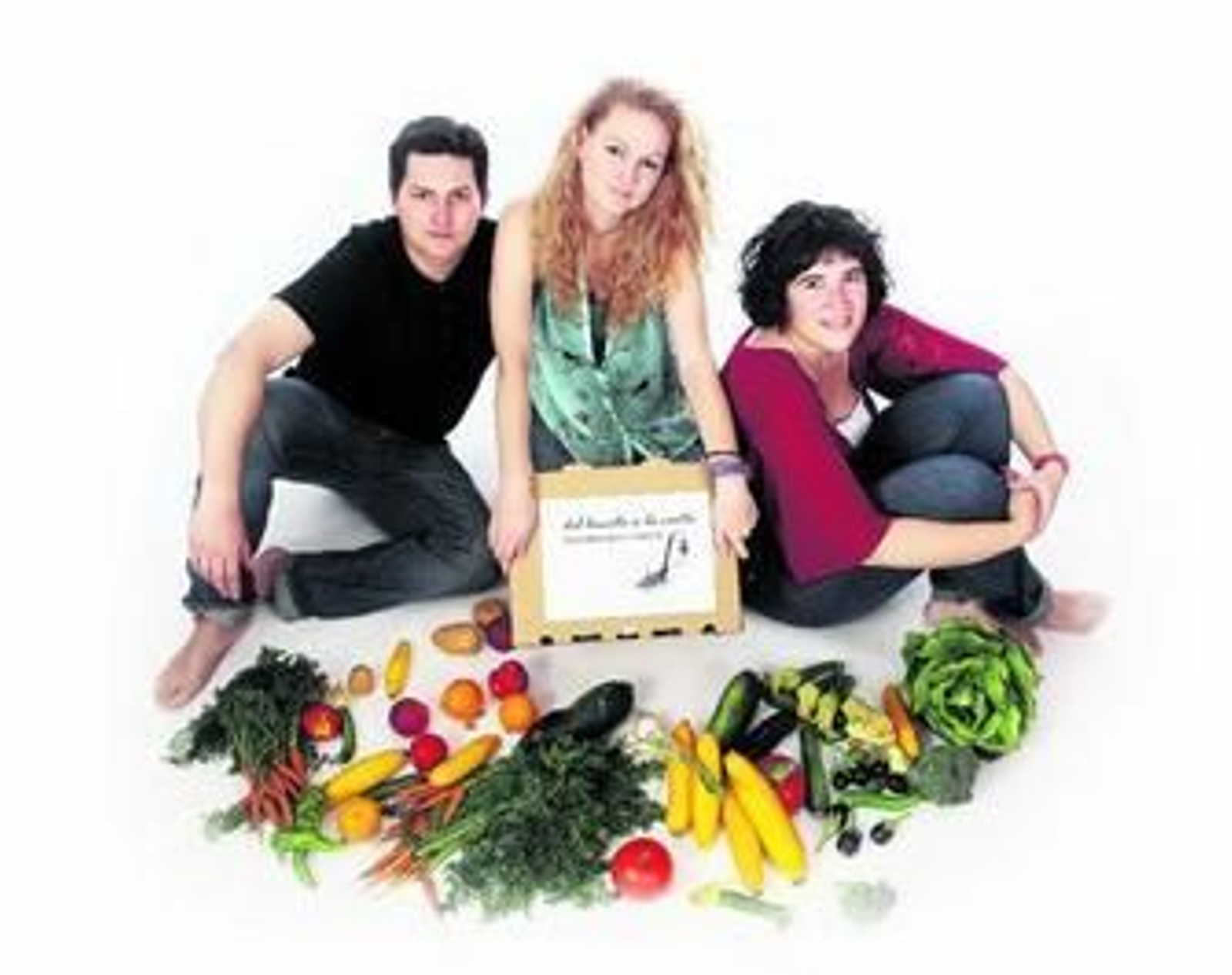 Arriba, los tres emprendedores. Debajo, el huerto donde plantan sus productos, ubicado en Tocina.