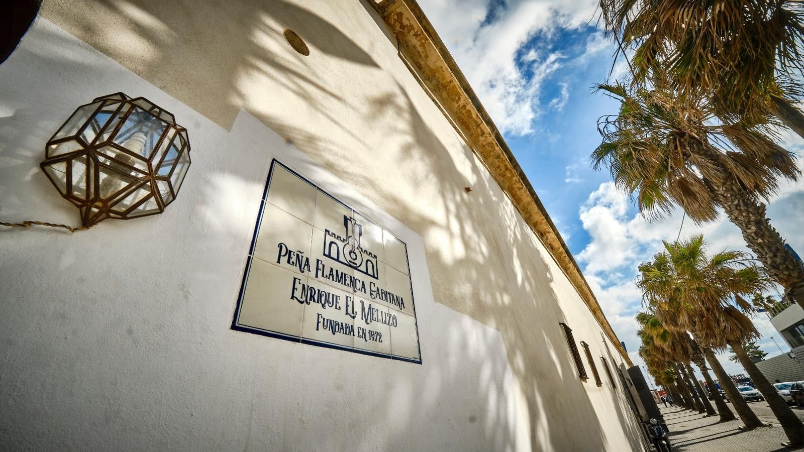 Fachada exterior de la peña flamenca Enrique el Mellizo.