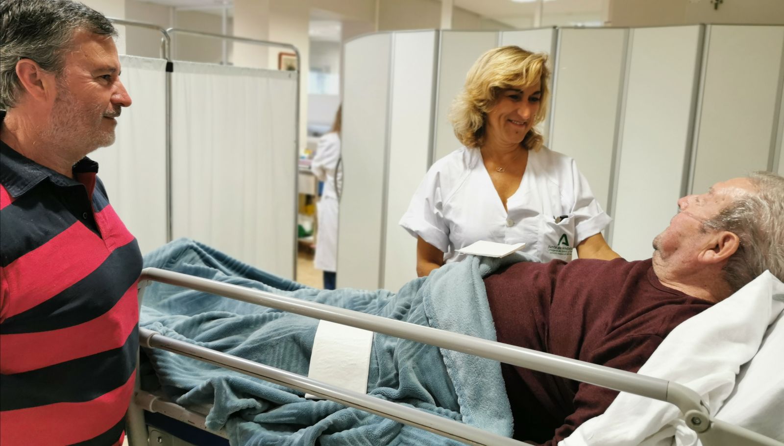 La enfermera de la Unidad de Día de Medicina Interna del Hospital El Tomillar, Carmen Buiza, atendiendo a un paciente.
