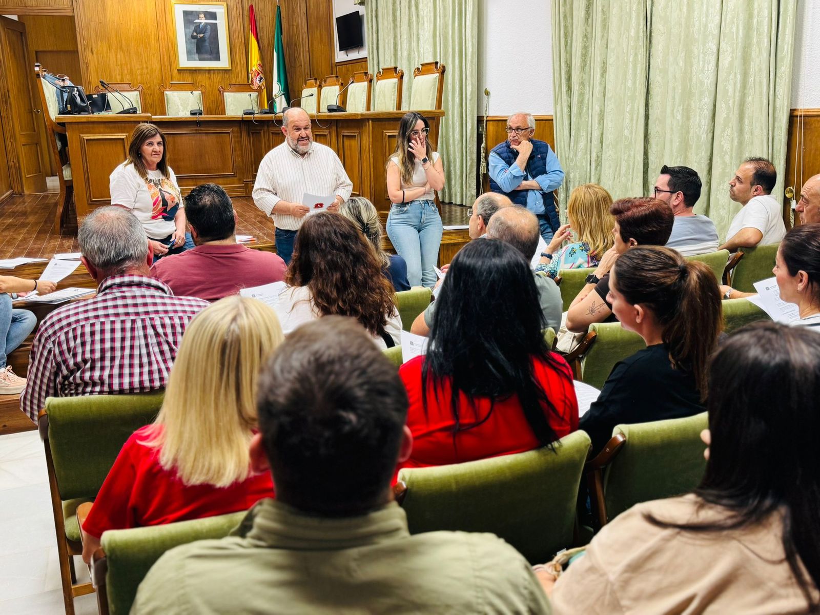 El alcalde de Dalías charla con responsables de las asociaciones.