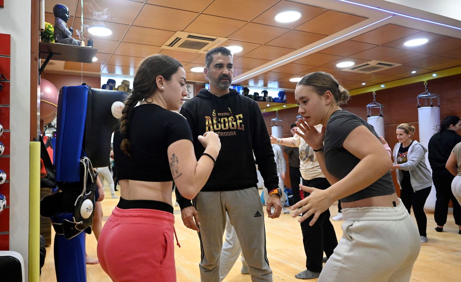 La masterclass de boxeo de Rafa Lozano Jr a medio centenar de mujeres de Córdoba, en imágenes