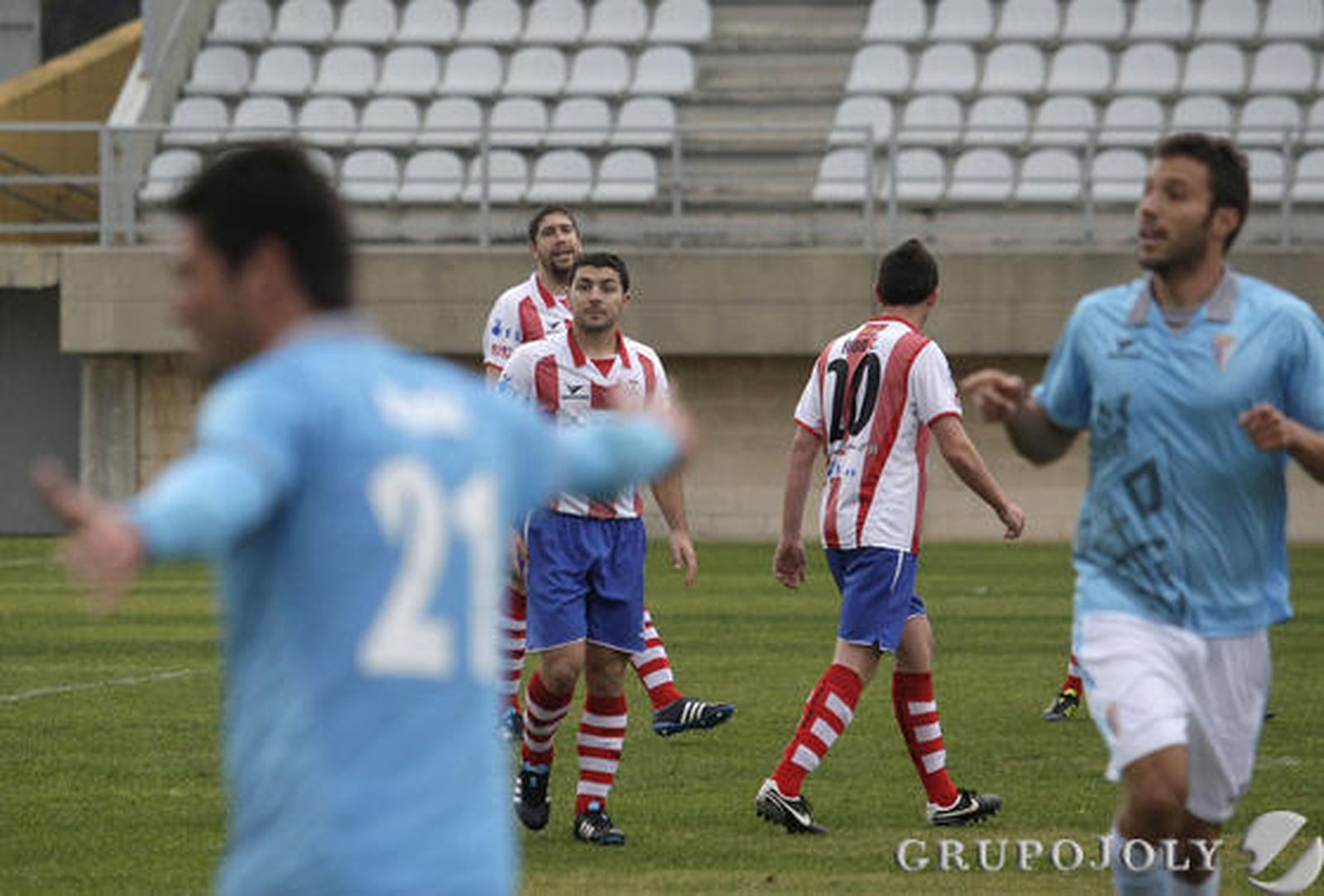 El Algeciras se aleja aún más de la zona de liguilla al perder en el Nuevo Mirador ante el San Fernando./Fotos:Erasmo Fenoy

Foto: Erasmo Fenoy