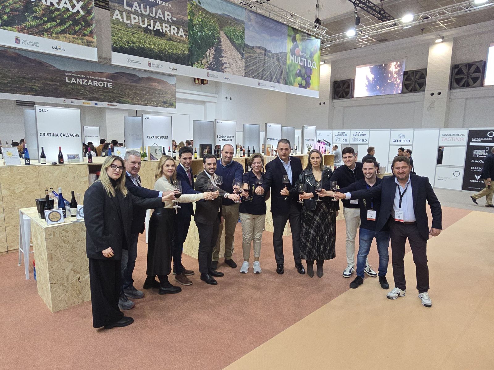 Brindis con vino almeriense en la feria de Barcelona.