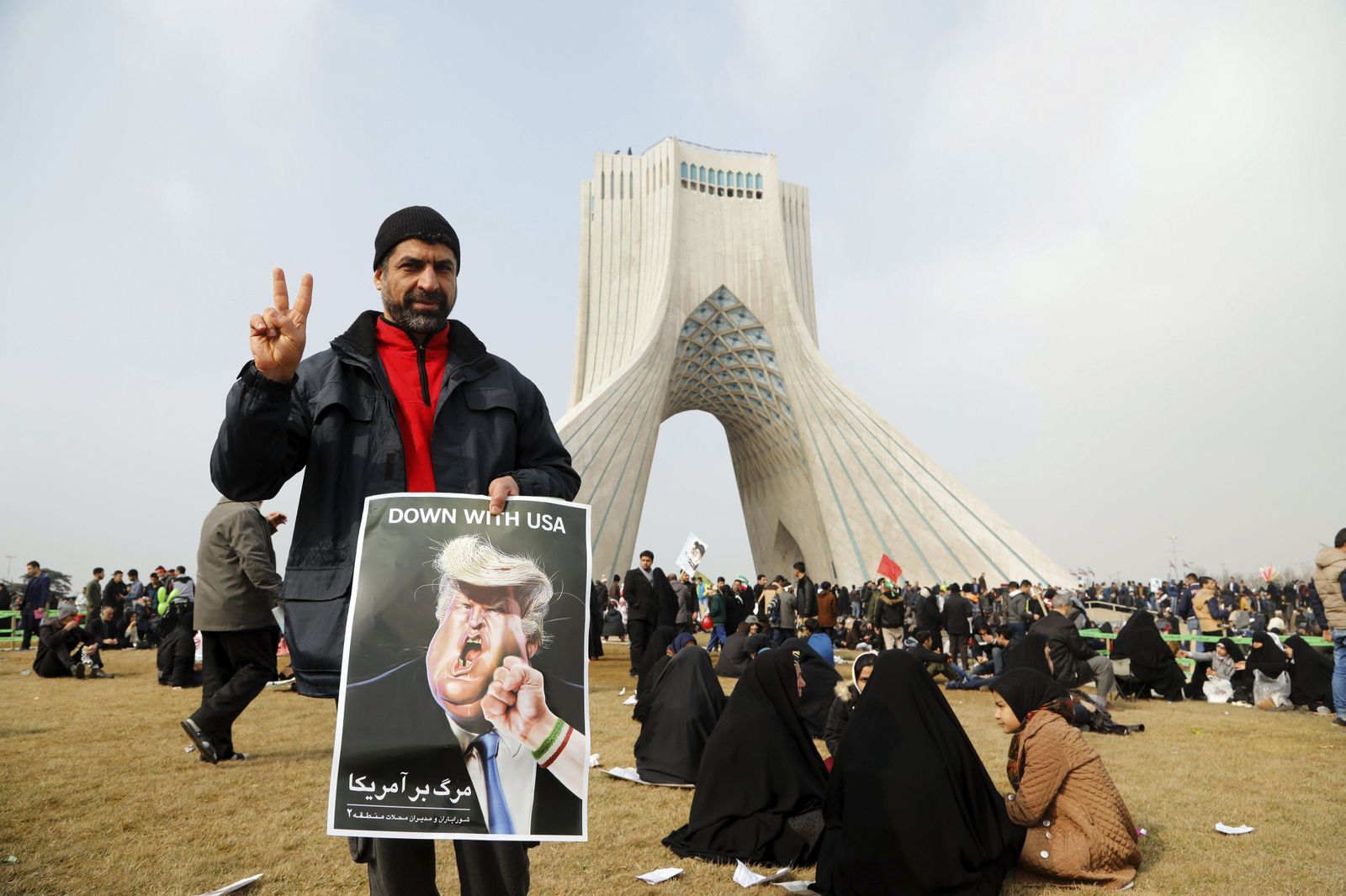 Los lemas anti-EEUU rebrotan en el aniversario de la revolución iraní