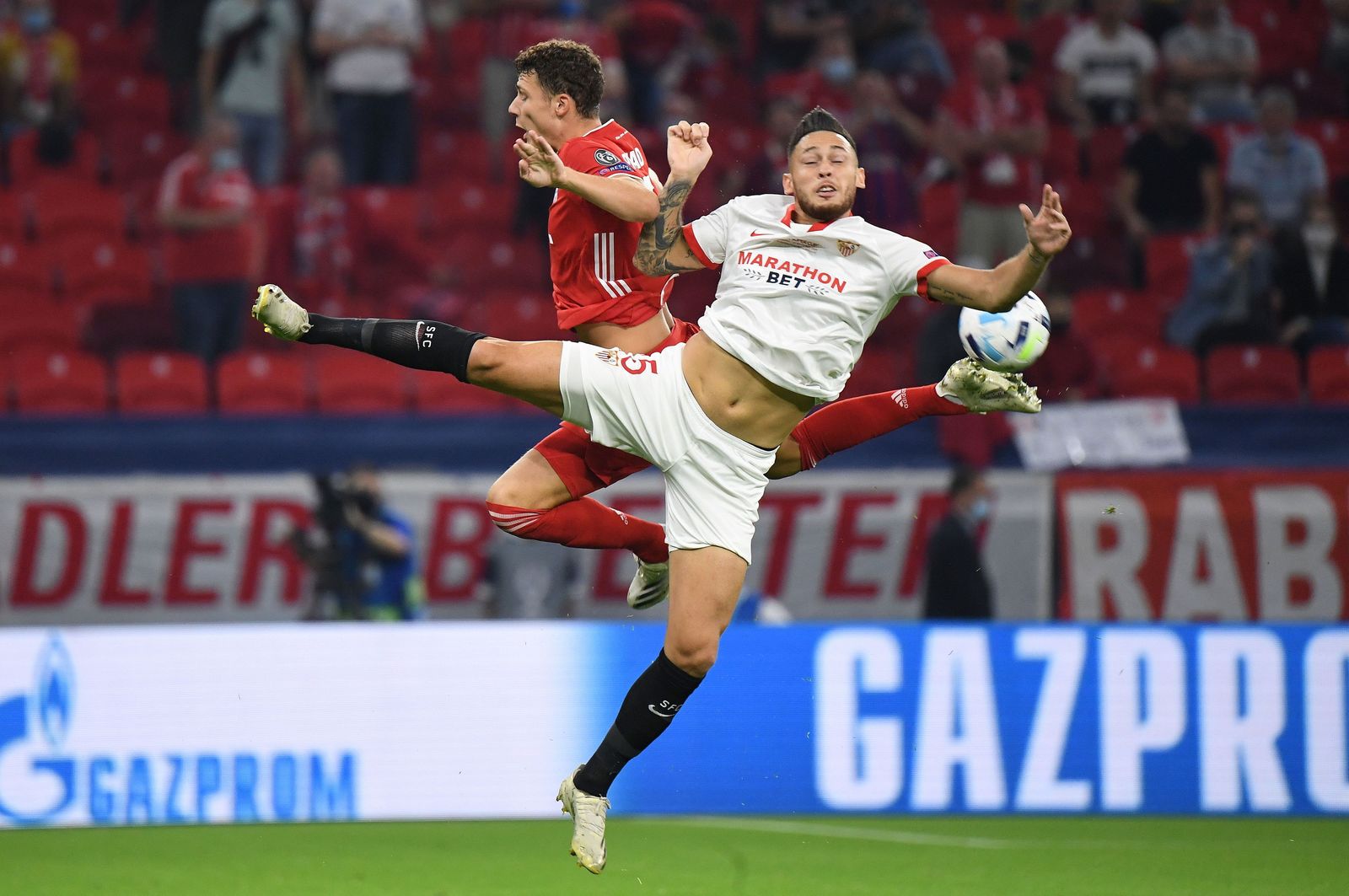 Ocampos y Pavard disputan un balón aéreo en la Supercopa de Europa.