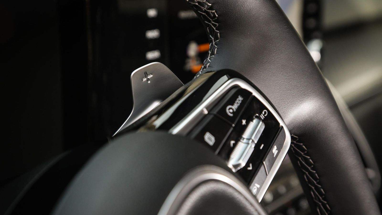 El cambio automático es la única opcion disponible en cualquiera que sea el Sorento, incluido el Diesel. Las levas facilitan el control manual de las marchas. El cambio automático es la única opcion disponible en cualquiera que sea el Sorento, incluido el Diesel. Las levas facilitan el control manual de las marchas.