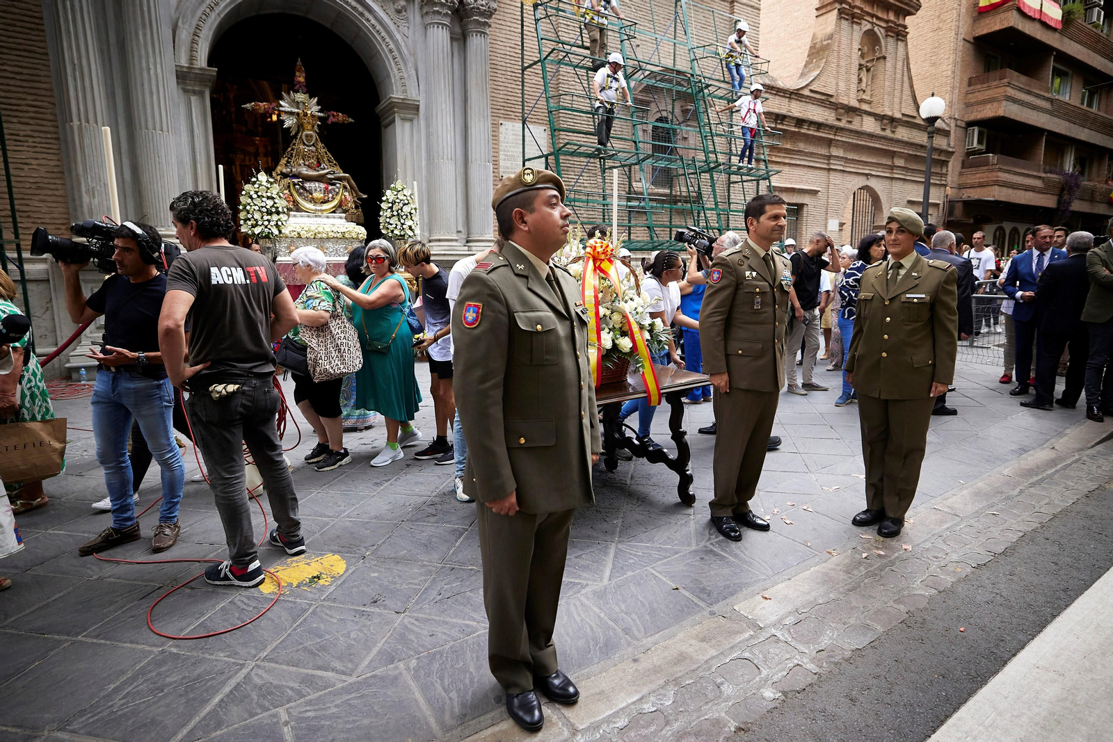 Granada se vuelca con la ofrenda floral en la Basílica de la Virgen de las Angustias