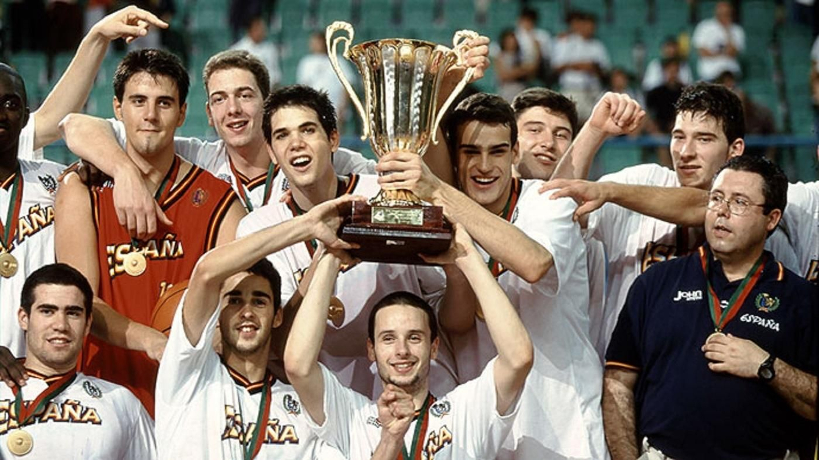 La selección sub 19 levanta el trofeo del Mundial de 1999.