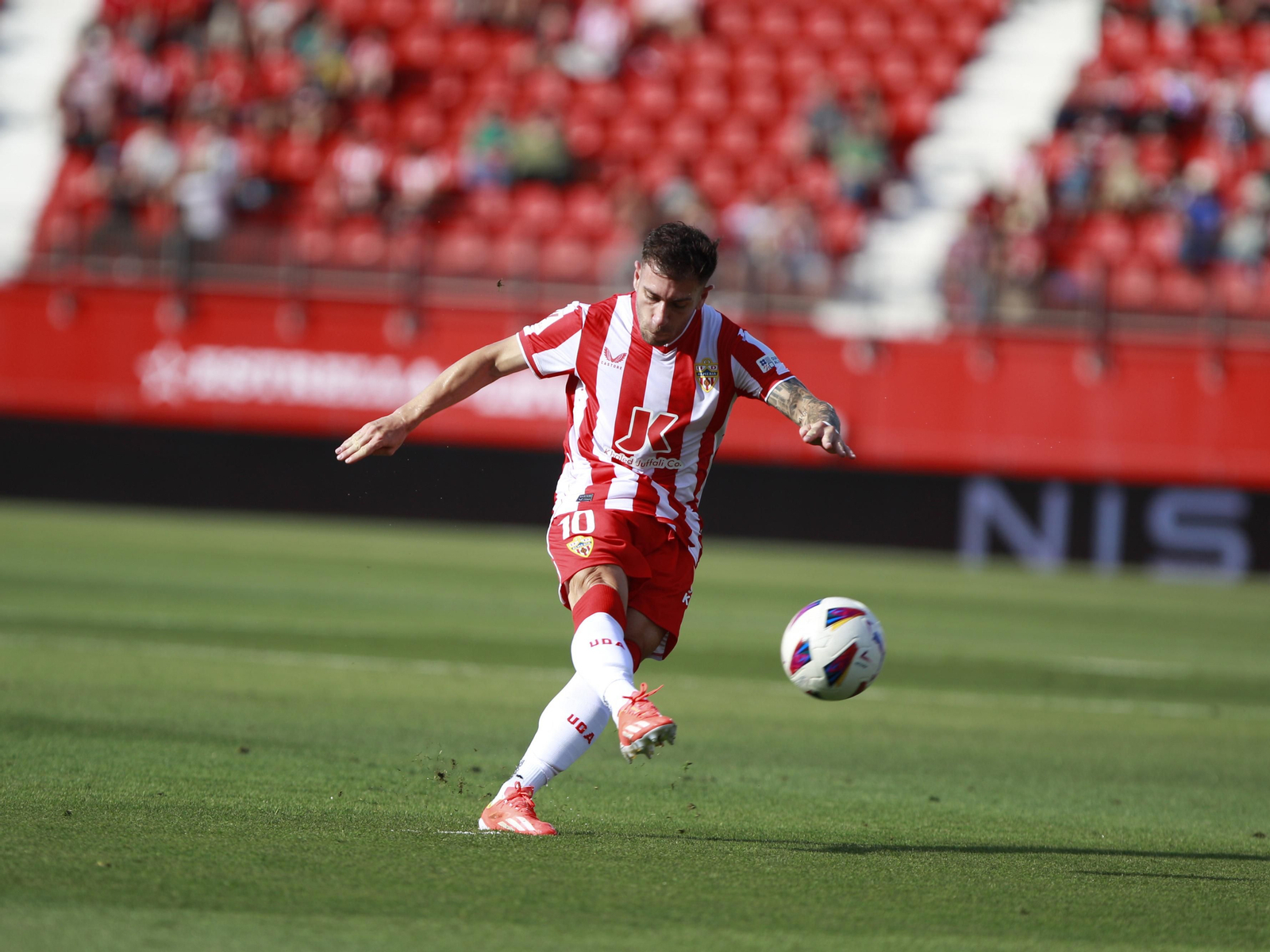 Imágenes de la gran victoria del Almería ante el Cádiz por 6 a 1