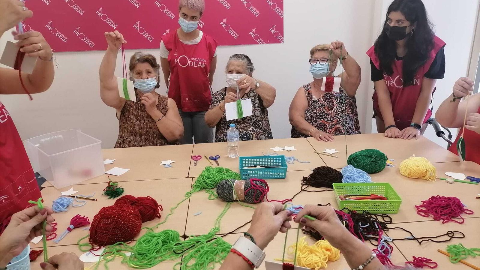 Usuarias mayores en la Fundación Prodean.