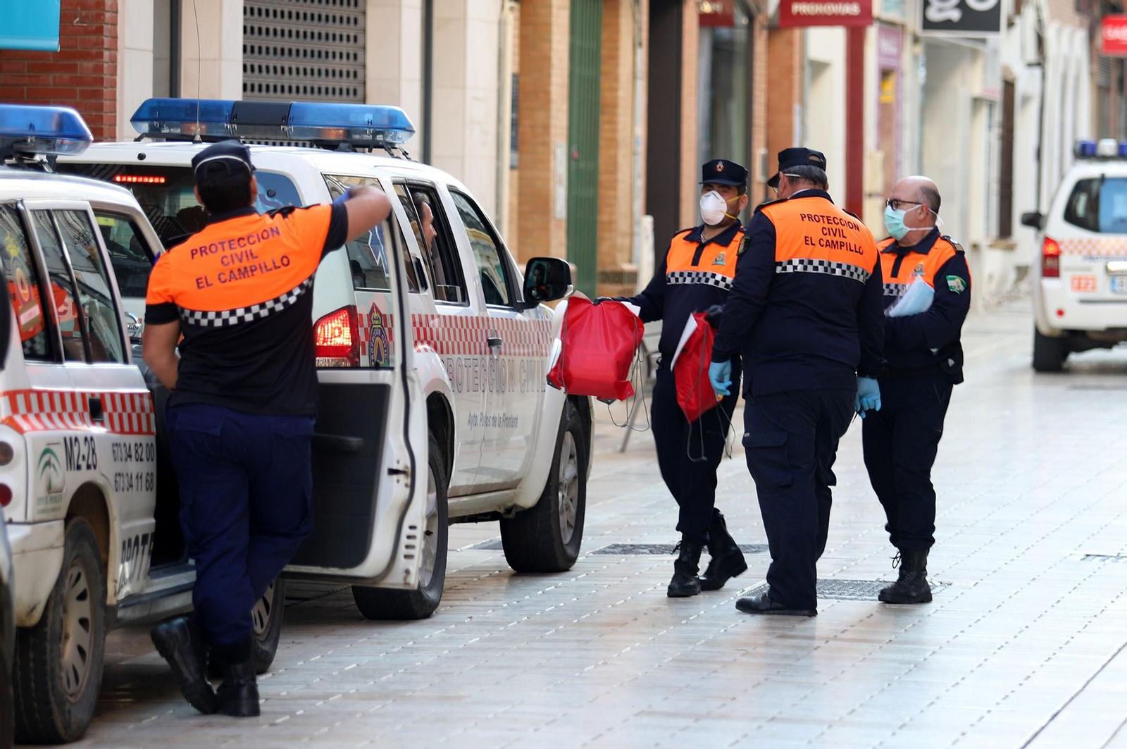 Imágenes de los cuerpos de Protección Civil recibiendo mascarillas de la Subdelegación del Gobierno