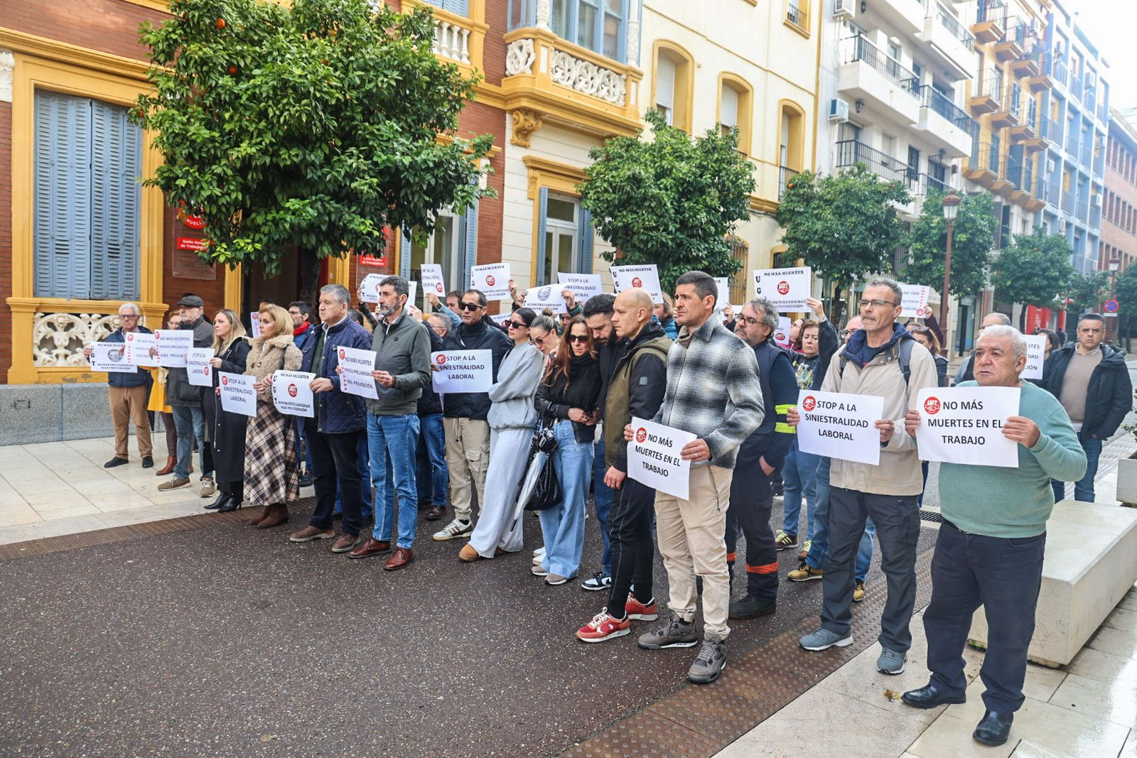 Fotografías del minuto de silencio en UGT por la muerte de un trabajador