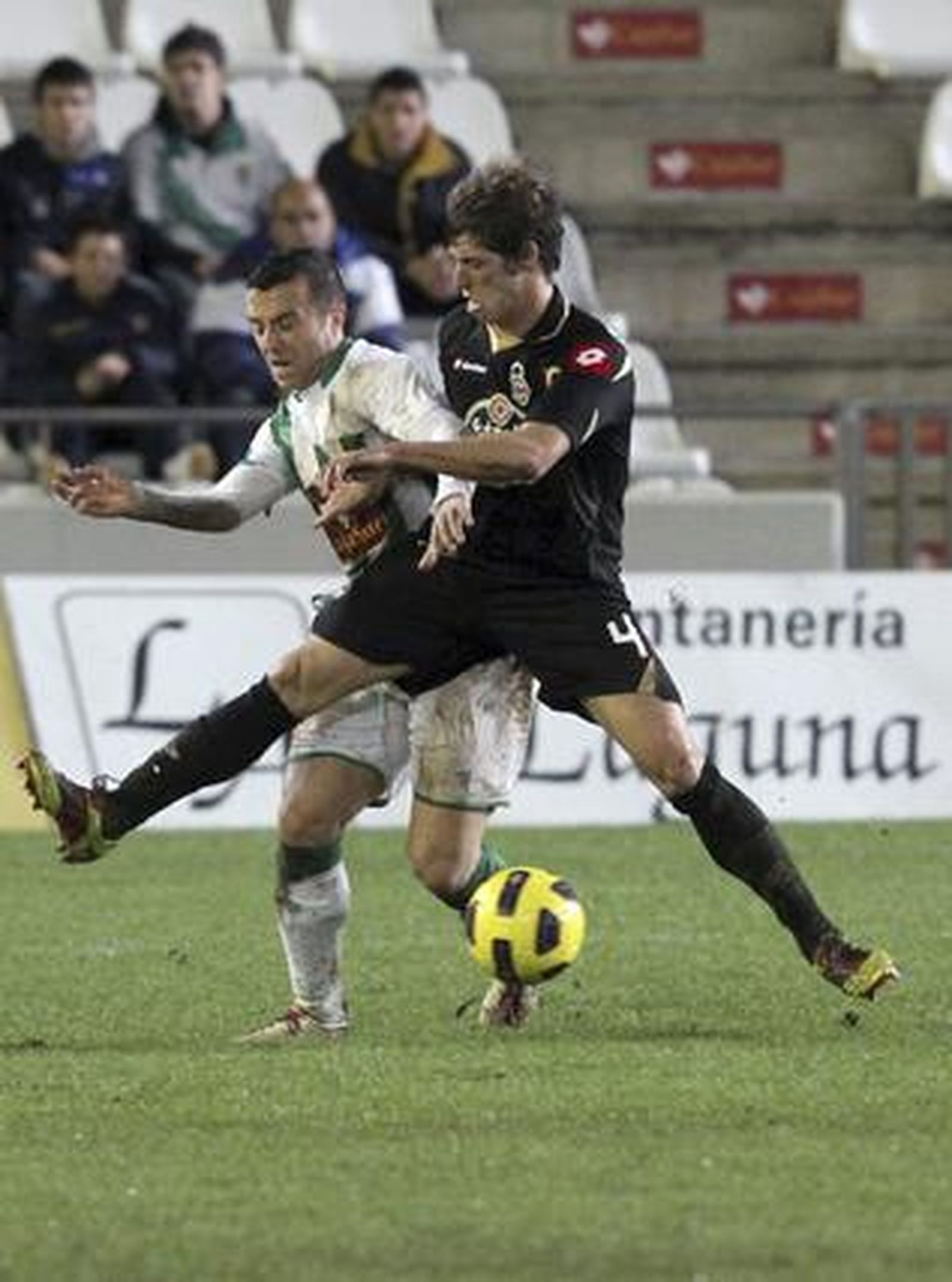 El Córdoba empata 1-1 en casa en la ida de los octavos de final de la Copa del Rey ante el Deportivo. / EFE