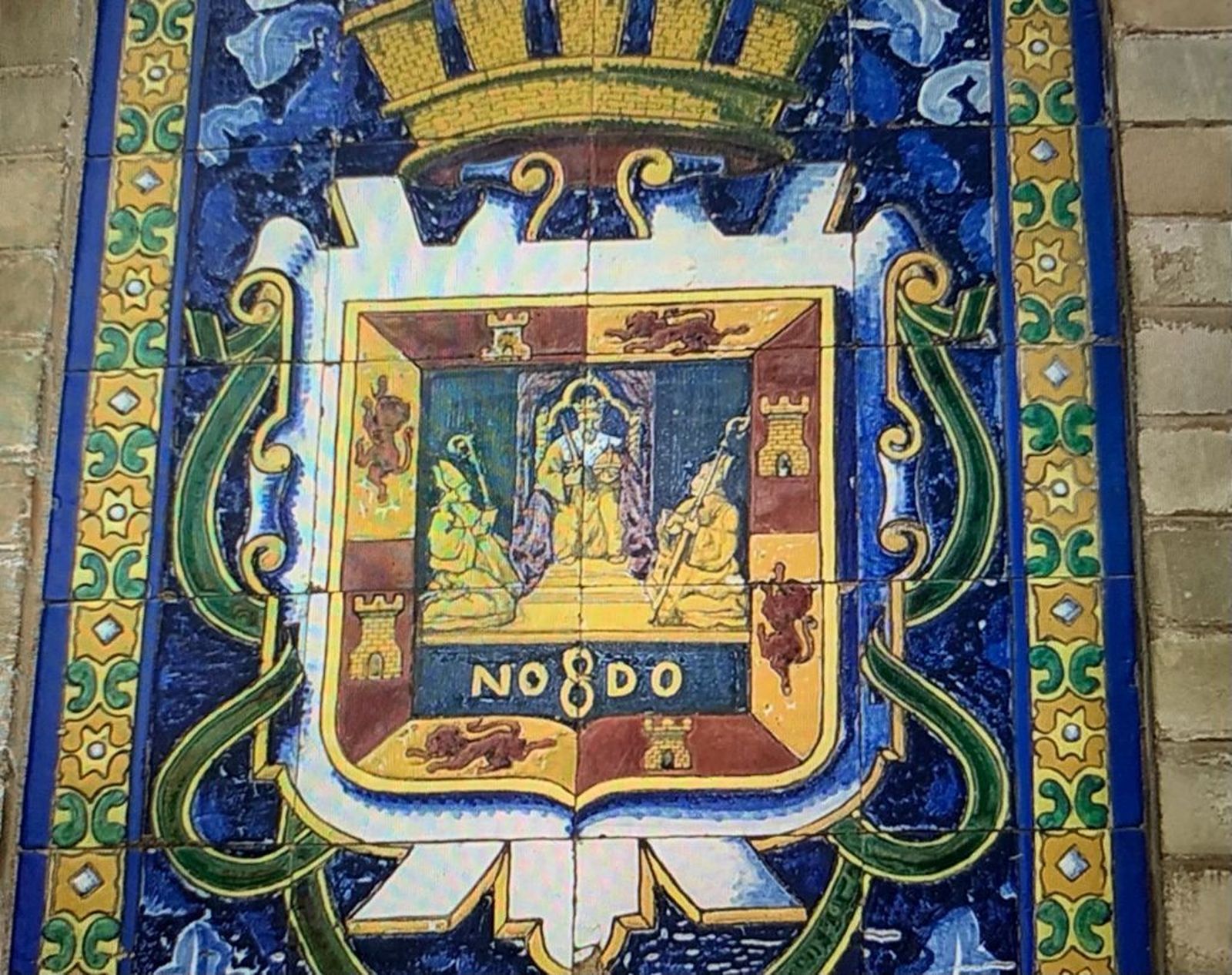 Azulejo con el escudo republicano de la ciudad de Sevilla. Situado en la esquina de la calle San Fernando con la calle María de Padilla.