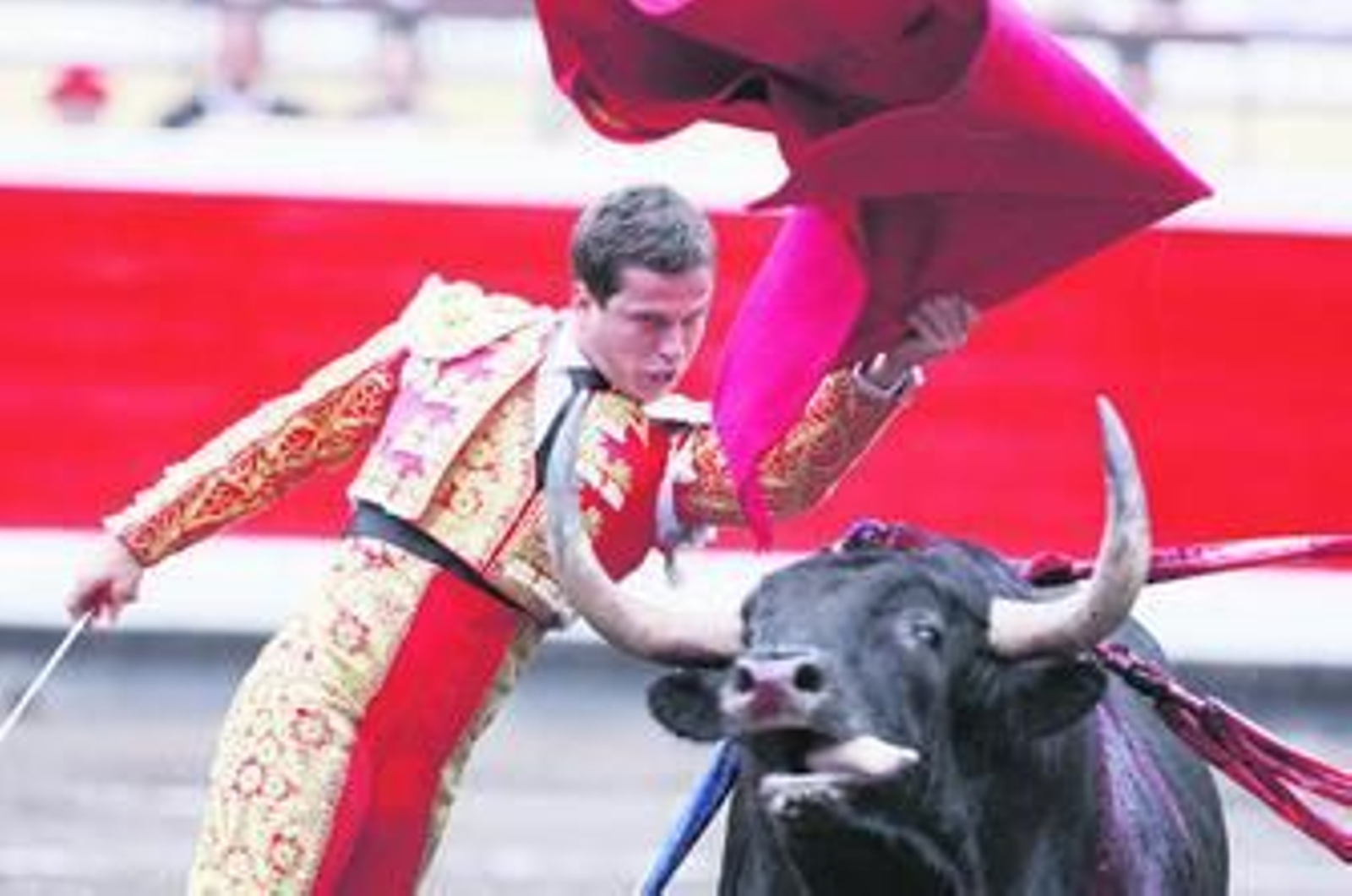 El Juli remata un pase de pecho a su primero.