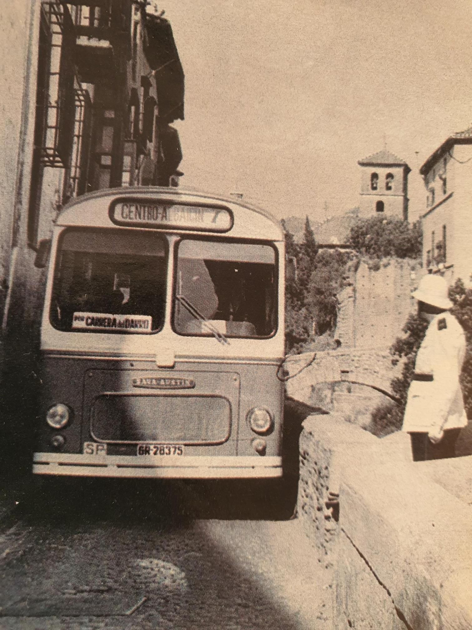 Uno de los primeros autobuses de Granada por la Carrera del Darro.