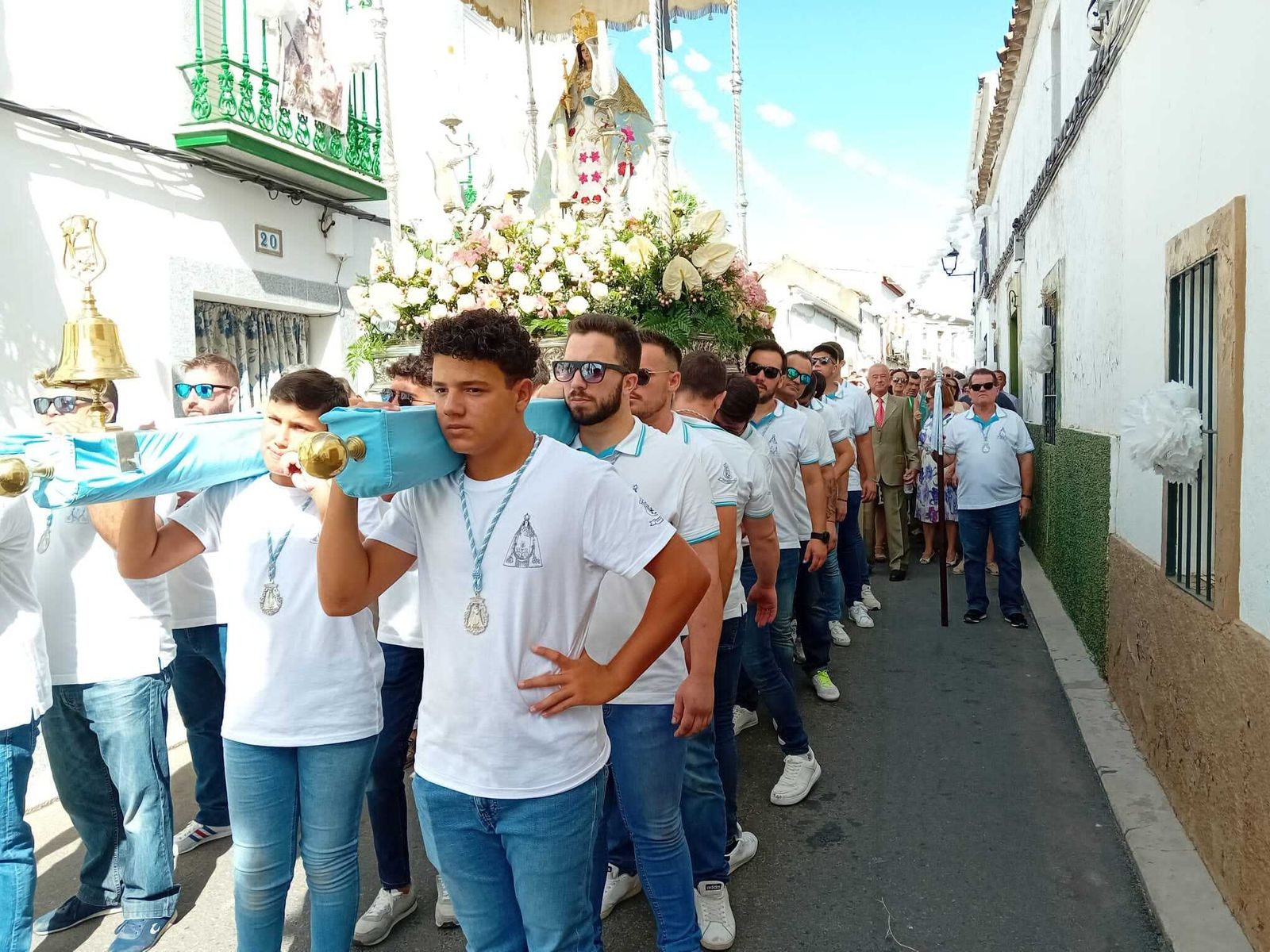 La Virgen del Sol recorre las calles de Adamuz, en imágenes