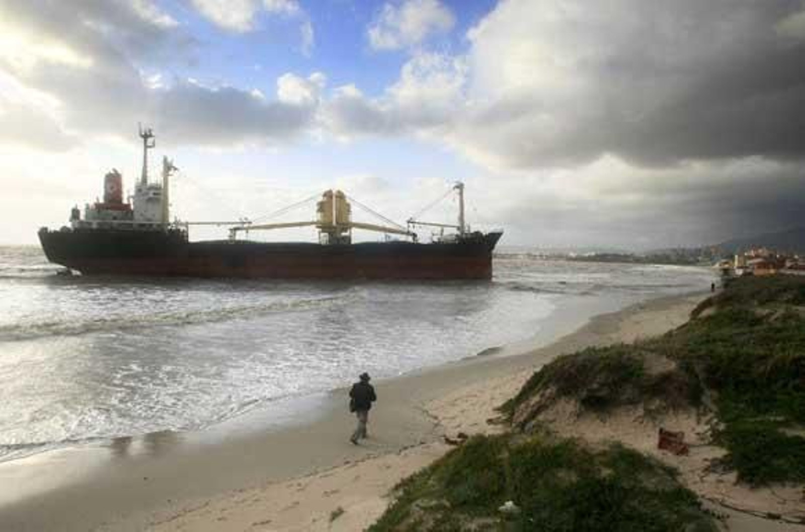 El temporal de Levante hace que el buque 'Rhea' vare en El Rinconcillo tras rechazar la ayuda de Capitanía./Fotos:Erasmo Fenoy 

Foto: Erasmo Fenoy