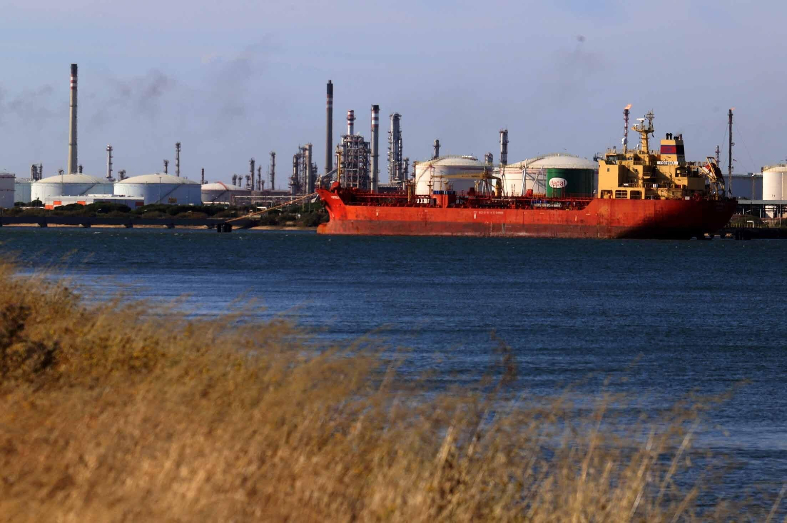 Un buque atracado en el muelle de graneles líquidos del Puerto de Huelva.