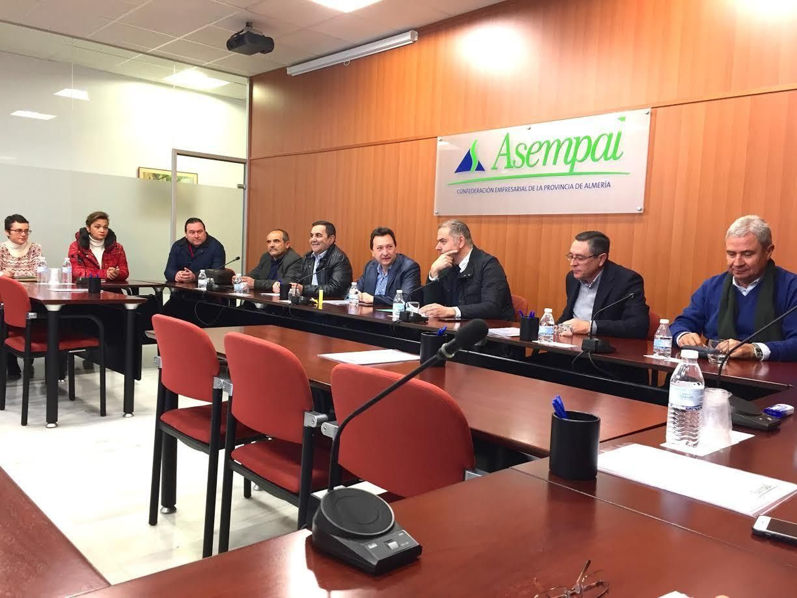 Reunión de los integrantes de la mesa del agua en la sede Asempal.